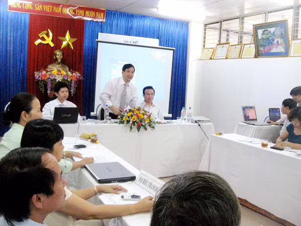 Các chuyên gia phân tích những nhân tố, tác nhân mới gây nên hội chứng bệnh “lạ” Ảnh: H. Văn