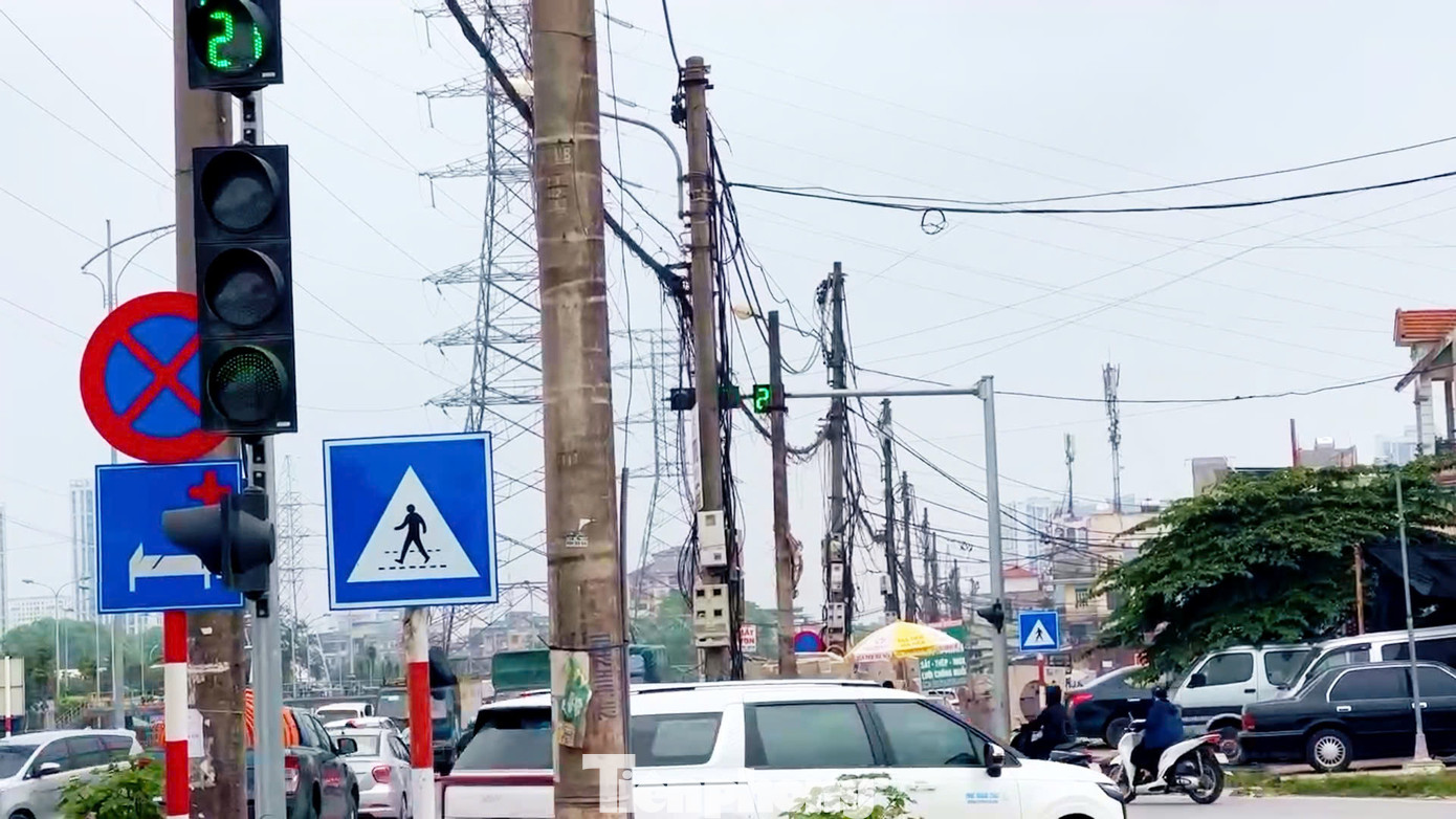 Do gặp nhiều khó khăn trong công tác giải phóng mặt bằng nên dự án bị đình trệ. Đến nay sau 4 lần thay đổi mốc thời gian hoàn thành giải phóng mặt bằng và gần 10 năm thi công, tuyến đường Tam Trinh vẫn ngổn ngang, ùn tắc triền miên.