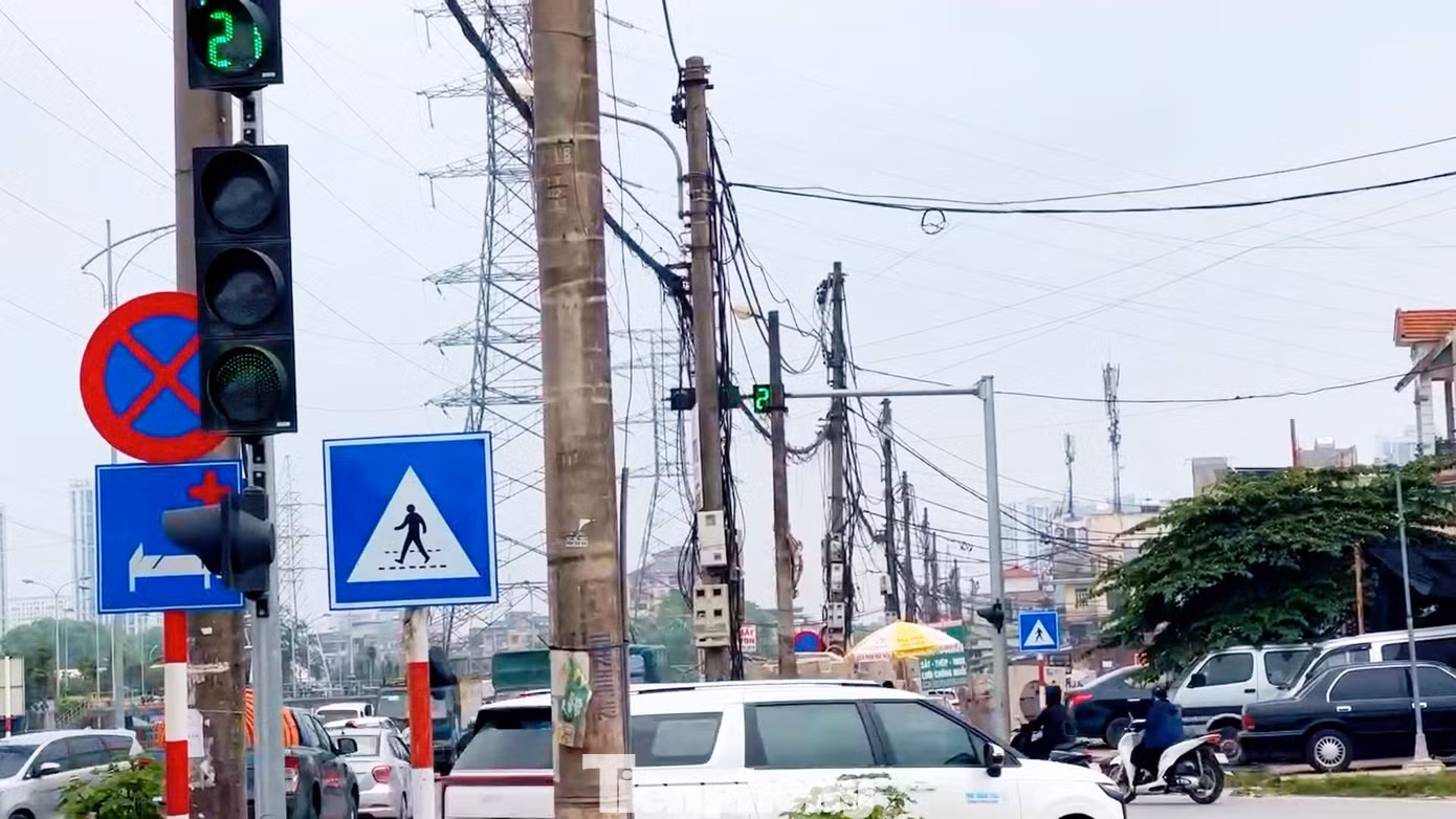 Do gặp nhiều khó khăn trong công tác giải phóng mặt bằng nên dự án bị đình trệ. Đến nay sau 4 lần thay đổi mốc thời gian hoàn thành giải phóng mặt bằng và gần 10 năm thi công, tuyến đường Tam Trinh vẫn ngổn ngang, ùn tắc triền miên.
