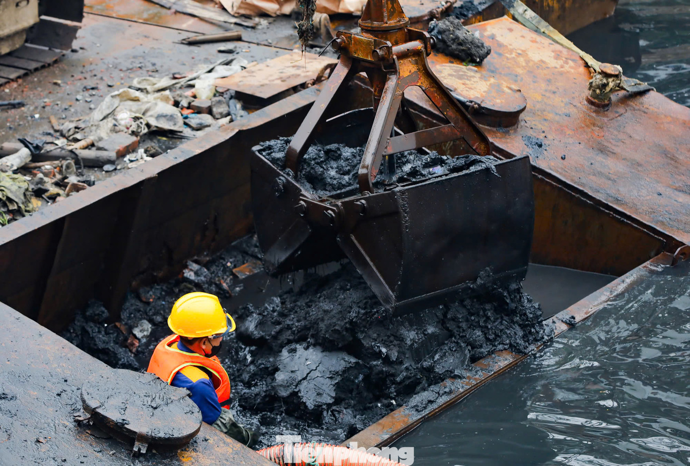 Các vật thể rắn, rác thải cỡ lớn không hút được qua đường ống sẽ được phân loại riêng, mang lên bờ, chờ xe đến vận chuyển mang đi tiêu hủy.