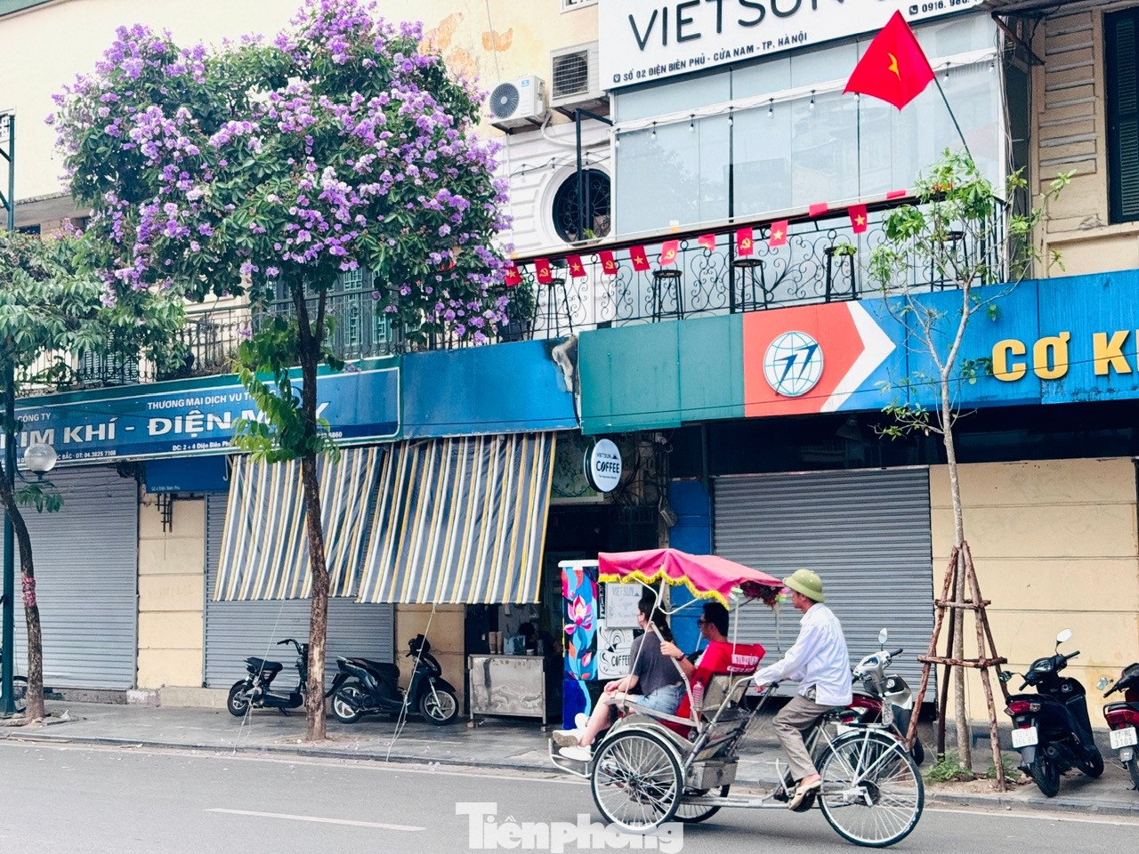 Với ưu điểm là cây bóng mát, phù hợp với không gian đô thị, do đó, cây bằng lăng được trồng nhiều ở các tuyến phố Hà Nội như phố Kim Mã, Đinh Tiên Hoàng, Thợ Nhuộm...