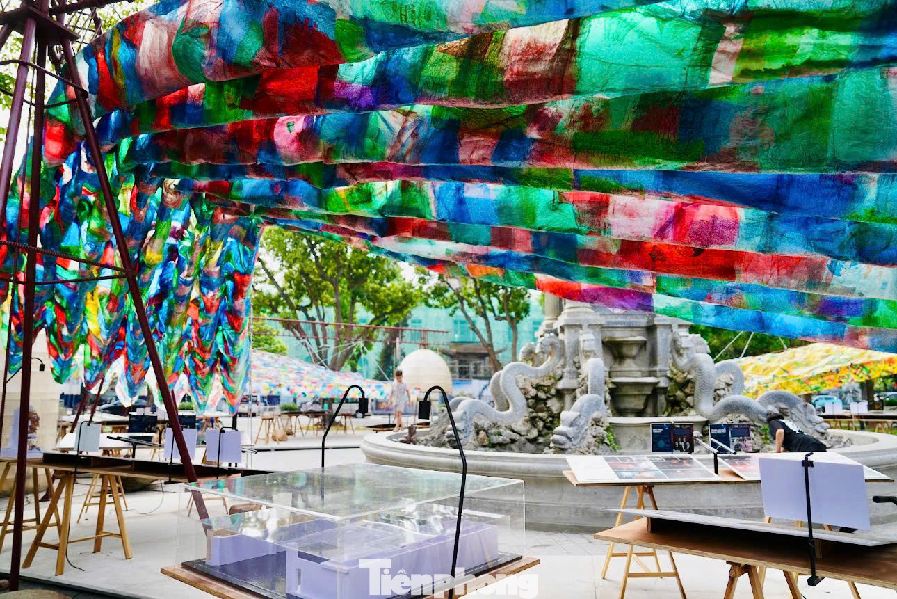 Kiến trúc sư Vương Đạo Hoàng, Trưởng Ban tổ chức chia sẻ về thông điệp của triển lãm: “Những vật liệu từng bị loại bỏ, khi được tái sinh, không còn là rác thải mà trở thành chất liệu cho sự suy ngẫm. Những người làm kiến trúc cần đối diện với hậu quả của lối sống tiêu thụ và chủ động tìm kiếm những hướng đi bền vững hơn cho môi trường sống".