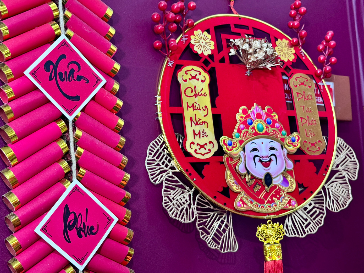 Điểm nối giữa các toa tàu được trang trí đôi câu đối kèm những lời chúc may mắn dịp năm mới. Điểm nối giữa các toa tàu được trang trí đôi câu đối kèm những lời chúc may mắn dịp năm mới.