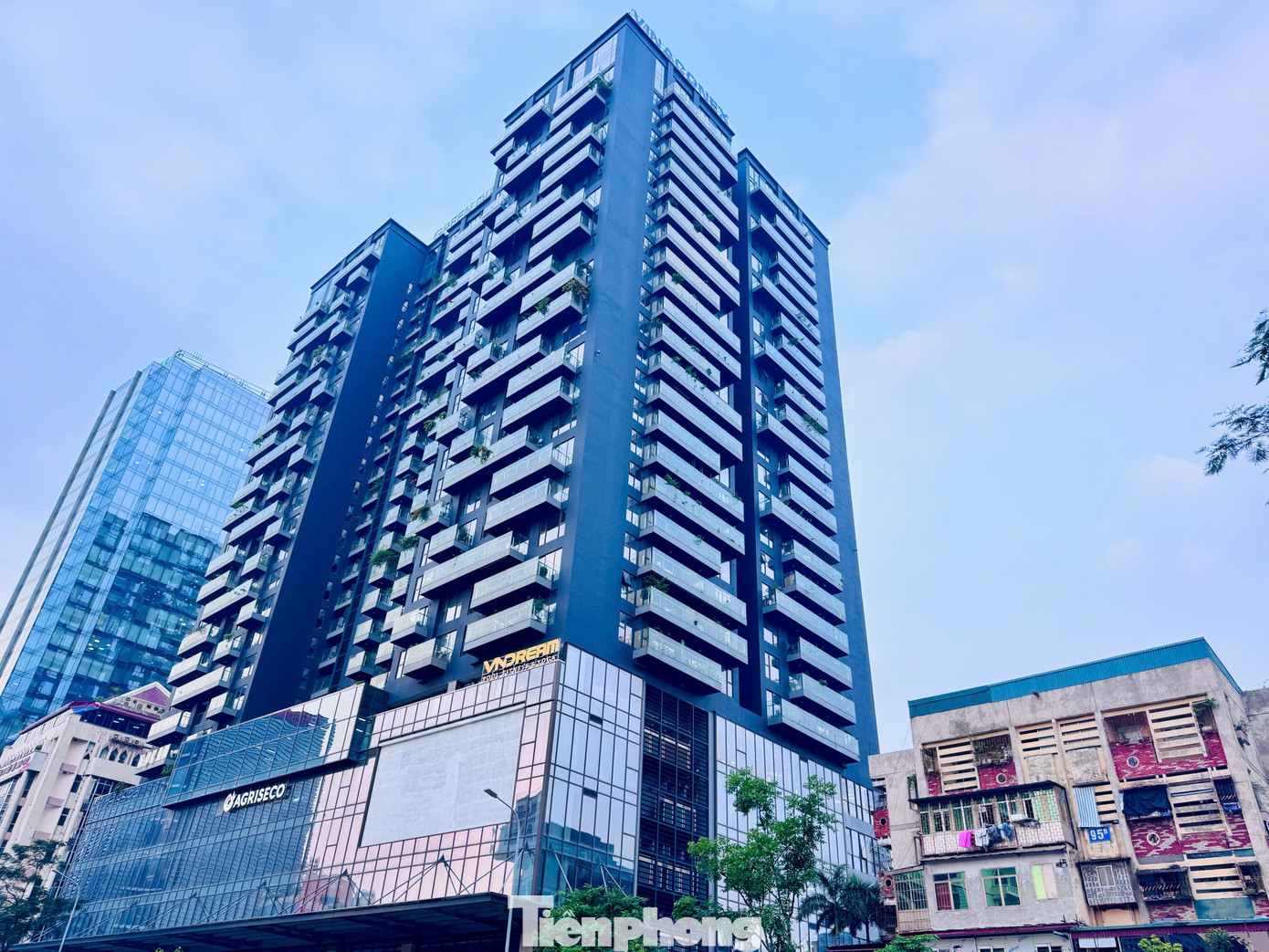 Hồi giữa tháng 4 UBND thành phố Hà Nội cũng đã ban hành Quyết định số 2267/QĐ-UBND thành lập Ban Chỉ đạo Thành phố về cải tạo, xây dựng lại các nhà chung cư cũ trên địa bàn Thành phố, chỉ đạo các sở, ngành tổ chức xây dựng kế hoạch, cơ chế chính sách phù hợp để có tính khả thi khi thực hiện cải tạo, xây dựng lại các khu chung cư cũ trên địa bàn Thành phố. Đồng thời đôn đốc, đẩy nhanh tiến độ thực hiện lập Quy hoạch chi tiết, tỷ lệ 1/500 các (28) khu chung cư cũ trên địa bàn Thành phố và hoàn thiện cơ chế chính sách, trình cấp có thẩm quyền phê duyệt.