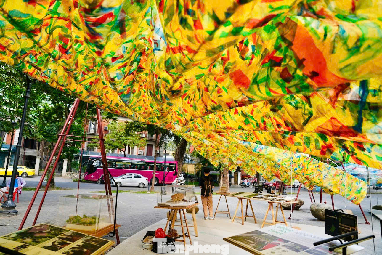 Ngoài yếu tố nghệ thuật từ vật liệu tái chế, không gian triển lãm còn được tích hợp 30 thiết kế nhà ở, nội thất, công trình xanh tiêu biểu năm 2024. Nhiều công trình đã khéo léo lồng ghép các giải pháp như mở rộng hiên nhà, tạo sân trong, đưa cây xanh lên các tầng cao góp phần xóa nhòa cảm giác chật chội, giảm áp lực của môi trường đô thị.