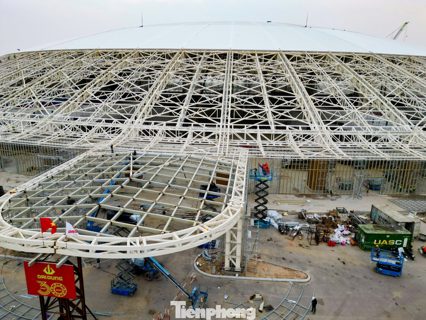 Không gian triển lãm được kiến tạo dưới khối mai thần Kim Quy vững chãi, chia thành 9 phân khu với diện tích hơn 10.000m2/phân khu và sảnh chính rộng lớn hơn 7.000m2. Phụ trợ cho không gian triển lãm trong nhà là các công trình chức năng được trang bị hiện đại như các phòng khánh tiết, phòng hội thảo, nhà hàng… đáp ứng nhu cầu tổ chức triển lãm trong mọi lĩnh vực, ngành nghề.