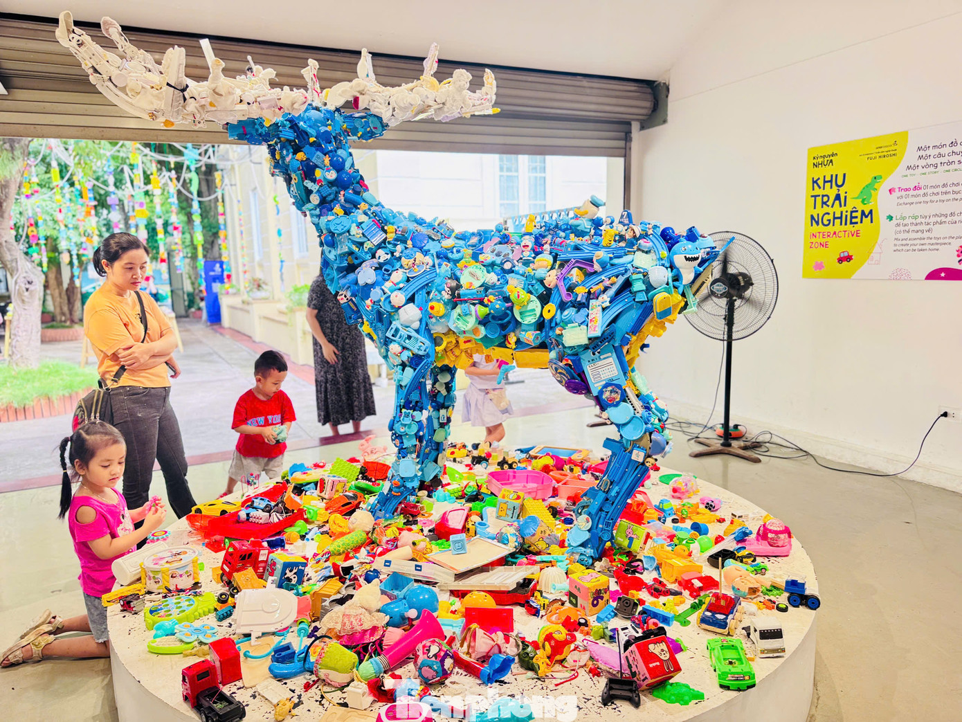 Tất cả đều là đồ chơi nhựa bị vứt bỏ được thu thập từ khắp đất nước Nhật Bản, dưới bàn tay tài hoa và trí tưởng tượng bay bổng của nghệ sĩ, những món đồ chơi bằng nhựa bị lãng quên được tái sinh thêm vòng đời mới trở thành các tác phẩm nghệ thuật độc đáo.