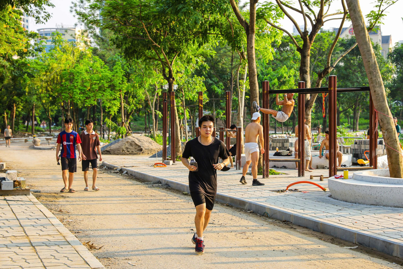 Nhiều đoạn lối đi bị chắn bởi vật liệu xây dựng, máy móc đặt sát khu vực tập luyện. Cát đá vương vãi, mặt đường lồi lõm khiến người đi bộ, đặc biệt là người cao tuổi, dễ trượt ngã. "Di chuyển vừa phải né công nhân đang làm việc, vừa phải tránh thiết bị thi công vận hành, người dân chúng tôi không khỏi lo lắng nhưng vẫn cố tập luyện vì không còn lựa chọn nào khác, do thiếu các điểm vui chơi công cộng", anh Công Sơn nhà ở đường Nguyễn Khang chia sẻ.