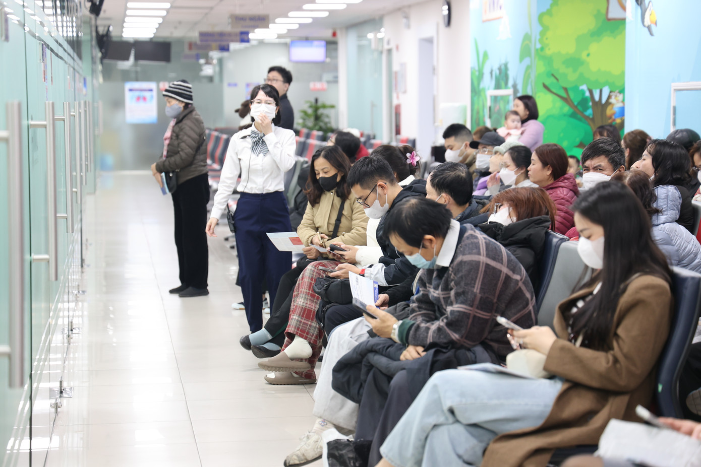 Ghi nhận của Tiền Phong chiều ngày 10/2, rất đông các gia đình đã đưa con nhỏ đến tiêm phòng cúm mùa và các loại vắc xin khác. Ghi nhận của Tiền Phong chiều ngày 10/2, rất đông các gia đình đã đưa con nhỏ đến tiêm phòng cúm mùa và các loại vắc xin khác.