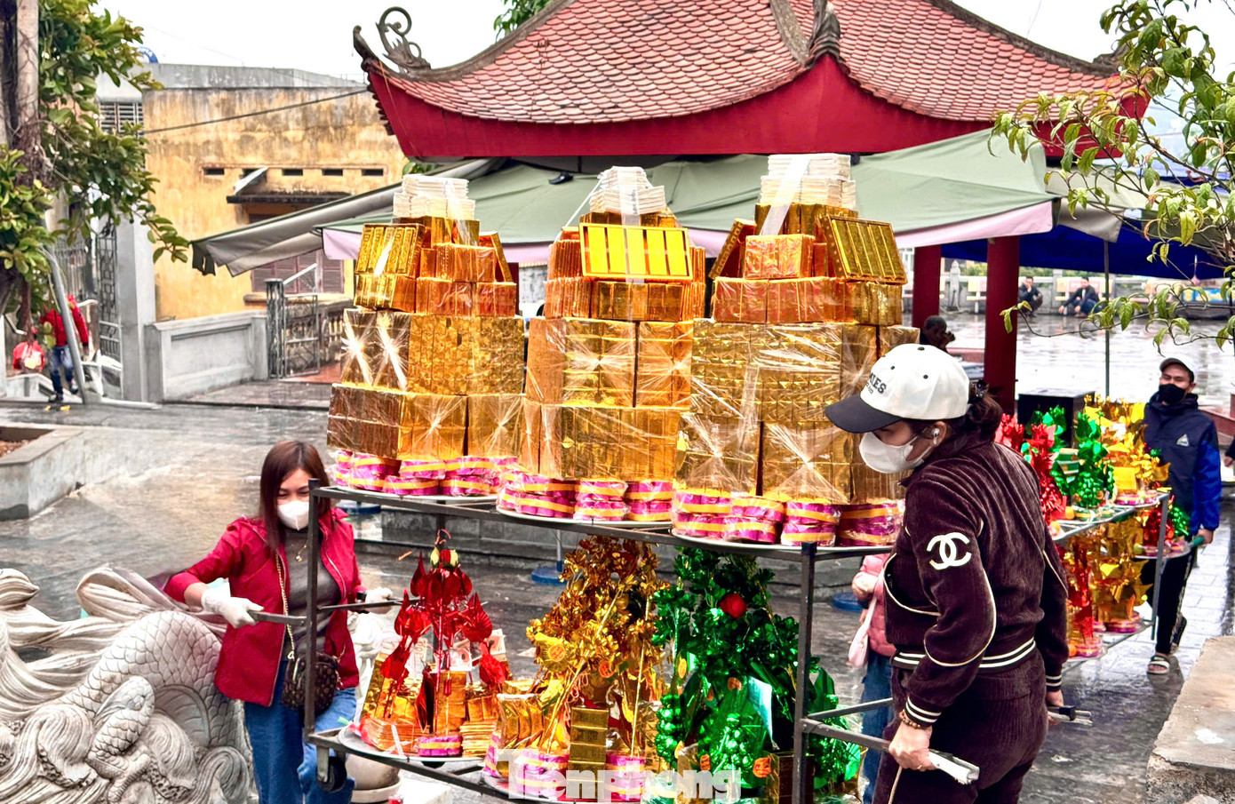 Những mâm lễ thịnh soạn trọn gói bao gồm mâm cỗ, có cả kèm người bưng mâm được các tiểu thương vận chuyển liên tục lên đền.