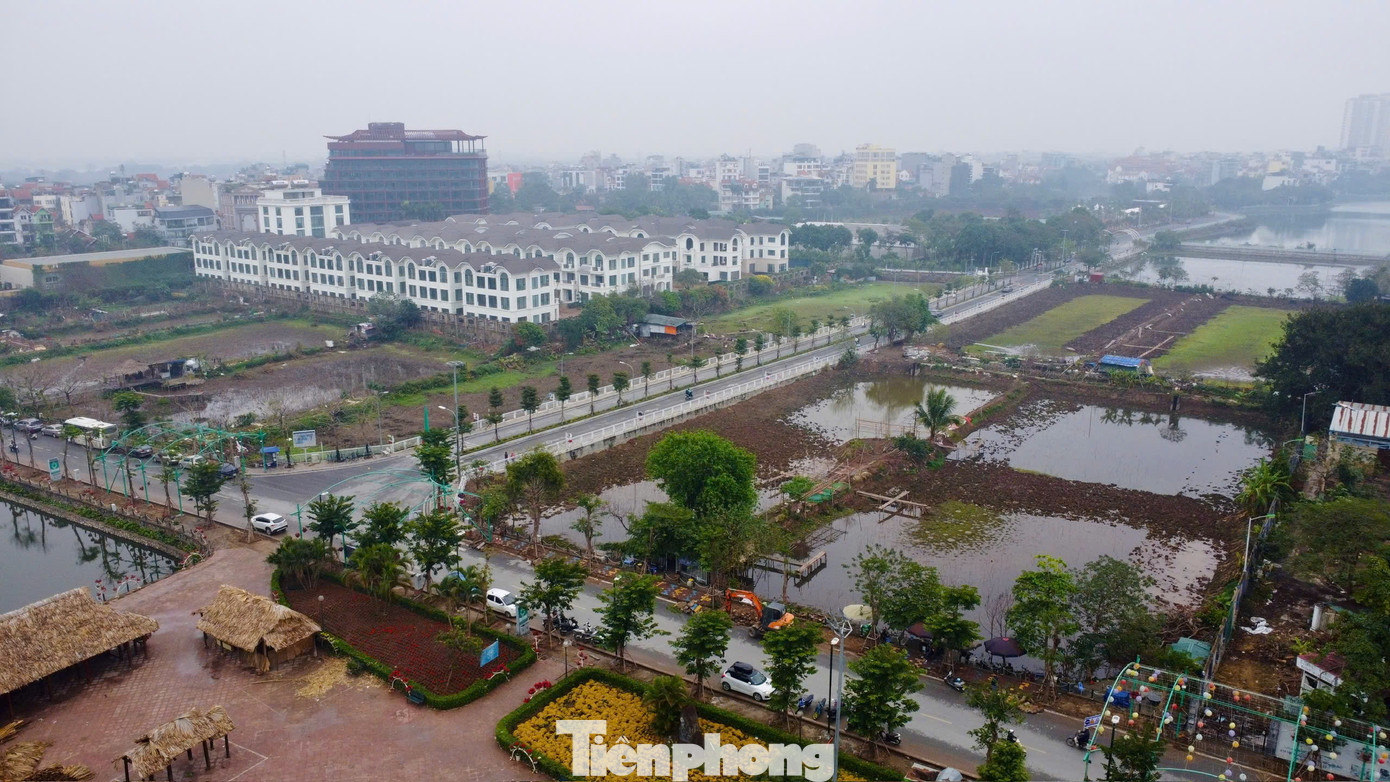 Theo ghi nhận của PV, hồ Sen là hồ nằm gần hồ Tây (tại khu vực Đầm Bảy, phường Nhật Tân), đây là địa điểm chụp ảnh, check-in nổi tiếng bởi hồ được trồng rất nhiều sen vào mùa hè. Theo ghi nhận của PV, hồ Sen là hồ nằm gần hồ Tây (tại khu vực Đầm Bảy, phường Nhật Tân), đây là địa điểm chụp ảnh, check-in nổi tiếng bởi hồ được trồng rất nhiều sen vào mùa hè.