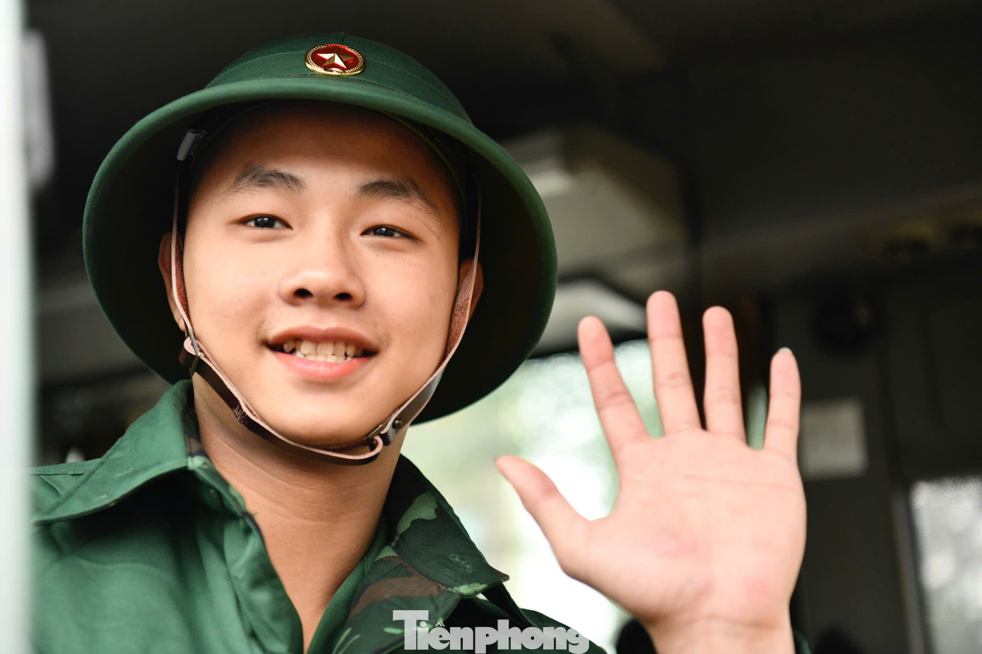 Các tân binh vẫy chào chia tay người thân, bạn bè.