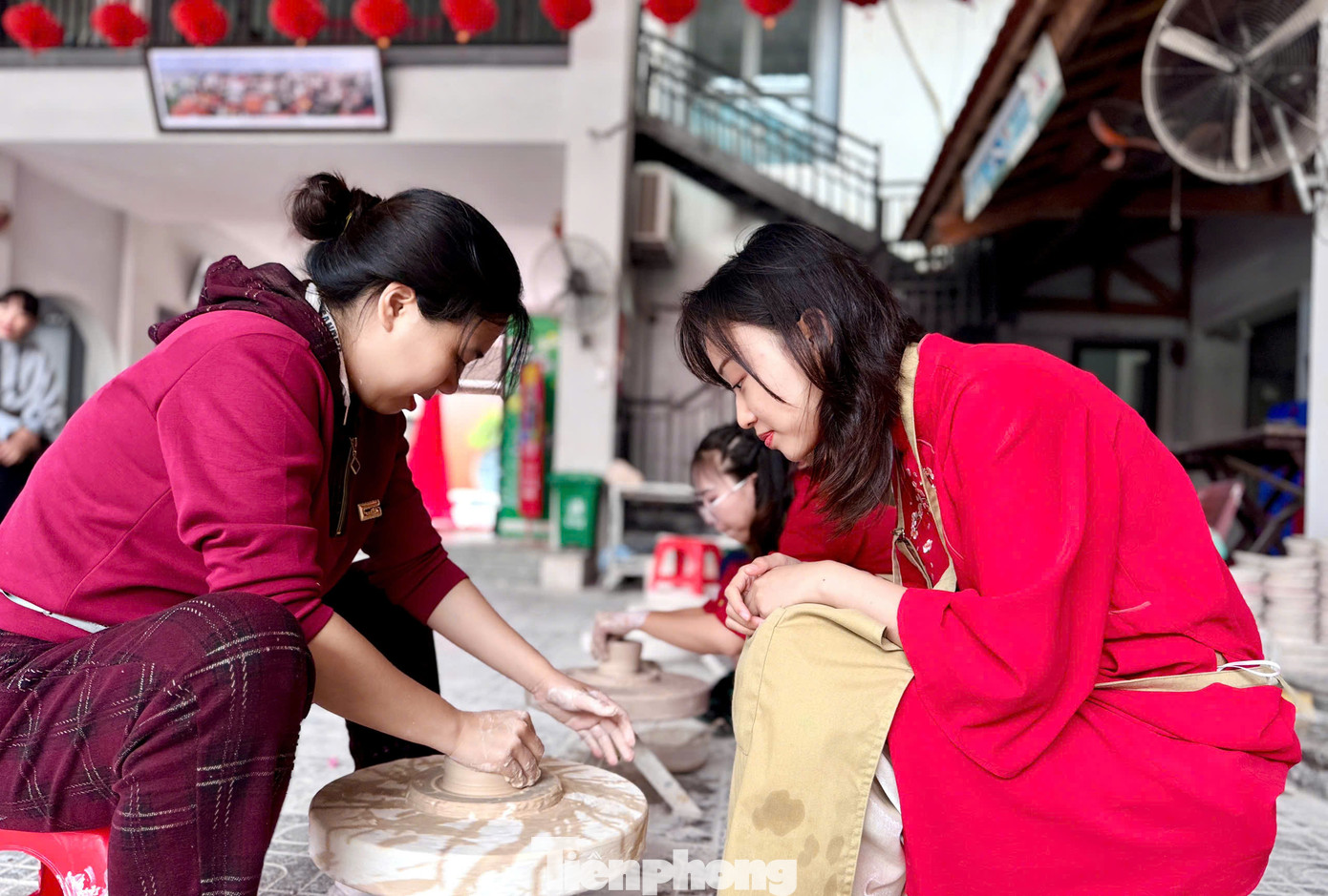 Chào Xuân Ất Tỵ, các xưởng gốm mở cửa đón du khách từ mùng 3 Tết với hàng chục lớp học nặn gốm thú vị. Những người thợ gốm dày dạn kinh nghiệm sẽ hướng dẫn từng bước cho các bạn trẻ, từ việc chọn đất, nhào nặn cho đến tạo hình sản phẩm hấp dẫn.