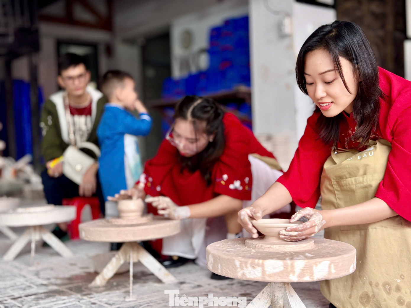 Nặn gốm là một cách để các bạn trẻ tìm hiểu về văn hóa và lịch sử của nghề gốm Bát Tràng. Qua từng sản phẩm, có thể cảm nhận được tâm huyết và tình yêu của những người thợ gốm dành cho nghề.