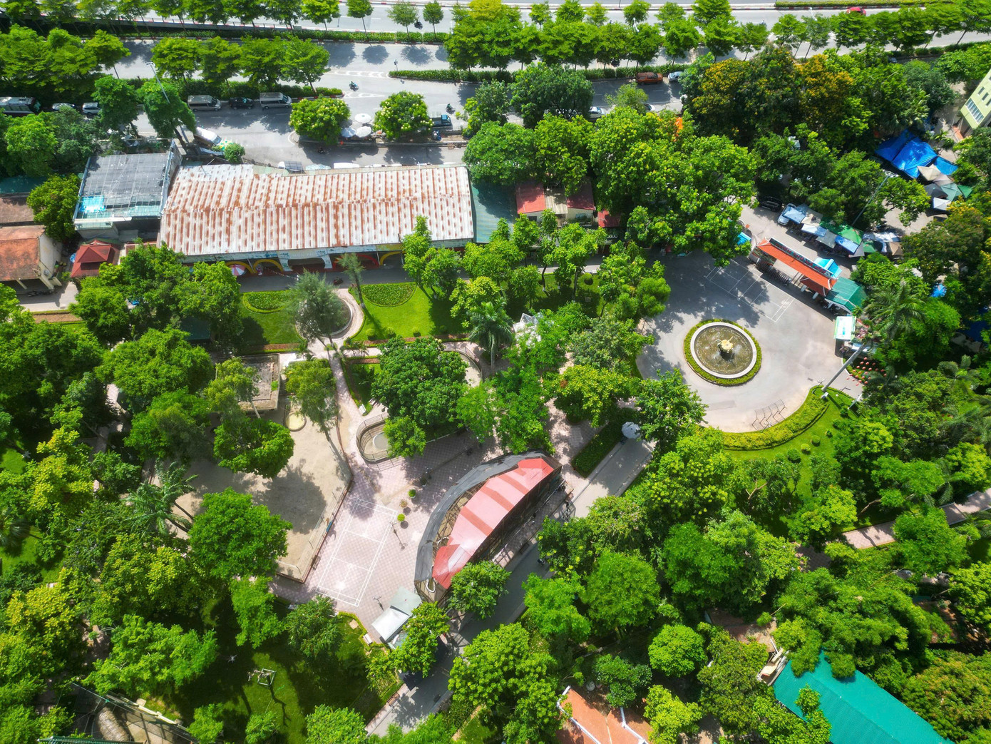 Vườn thú được xây dựng trên địa hình tự nhiên độc đáo, với hồ nước Thủ Lệ trong xanh, rộng lớn giúp điều hòa không khí, môi trường cho Thủ đô. Không chỉ là một công viên đơn thuần, nơi đây còn là một khu bảo tồn động vật quan trọng. Vườn thú Thủ Lệ là nơi sinh sống của các loài động vật quý hiếm, giúp nâng cao nhận thức về bảo tồn thiên nhiên và tìm hiểu về thế giới động vật cho du khách. Vườn thú được xây dựng trên địa hình tự nhiên độc đáo, với hồ nước Thủ Lệ trong xanh, rộng lớn giúp điều hòa không khí, môi trường cho Thủ đô. Không chỉ là một công viên đơn thuần, nơi đây còn là một khu bảo tồn động vật quan trọng. Vườn thú Thủ Lệ là nơi sinh sống của các loài động vật quý hiếm, giúp nâng cao nhận thức về bảo tồn thiên nhiên và tìm hiểu về thế giới động vật cho du khách.