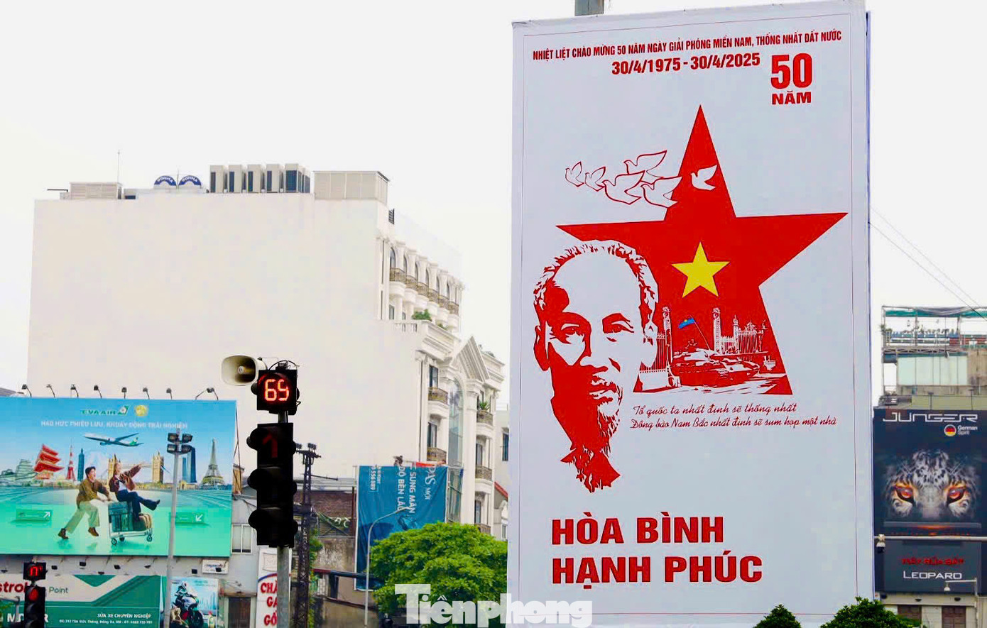 Áp phích, banner chào mừng tại nút giao ngã năm Ô Chợ Dừa (quận Đống Đa).