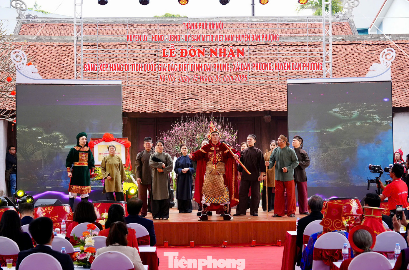 Đình Đại Phùng thuộc thôn Đại Phùng, xã Đan Phượng, huyện Đan Phượng, là một trong những ngôi đình cổ, có quy mô lớn ở Việt Nam. Đình Đại Phùng được xây dựng vào nửa cuối thế kỷ XVII, thờ Đức Thánh Tích Lịch Hỏa Quang Thượng đẳng thần và tướng quân Vũ Hùng - người có công dẹp giặc dưới thời nhà Trần ở thế kỷ XIV.