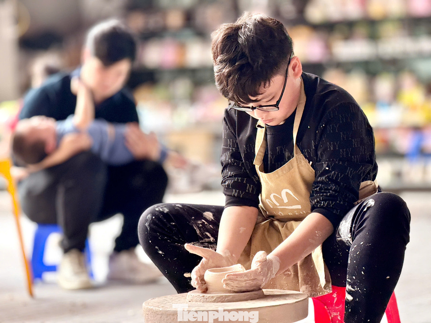 Chào Xuân Ất Tỵ, các xưởng gốm mở cửa đón du khách từ mùng 3 Tết với hàng chục lớp học nặn gốm thú vị. Những người thợ gốm dày dạn kinh nghiệm sẽ hướng dẫn từng bước cho các bạn trẻ, từ việc chọn đất, nhào nặn cho đến tạo hình sản phẩm hấp dẫn.