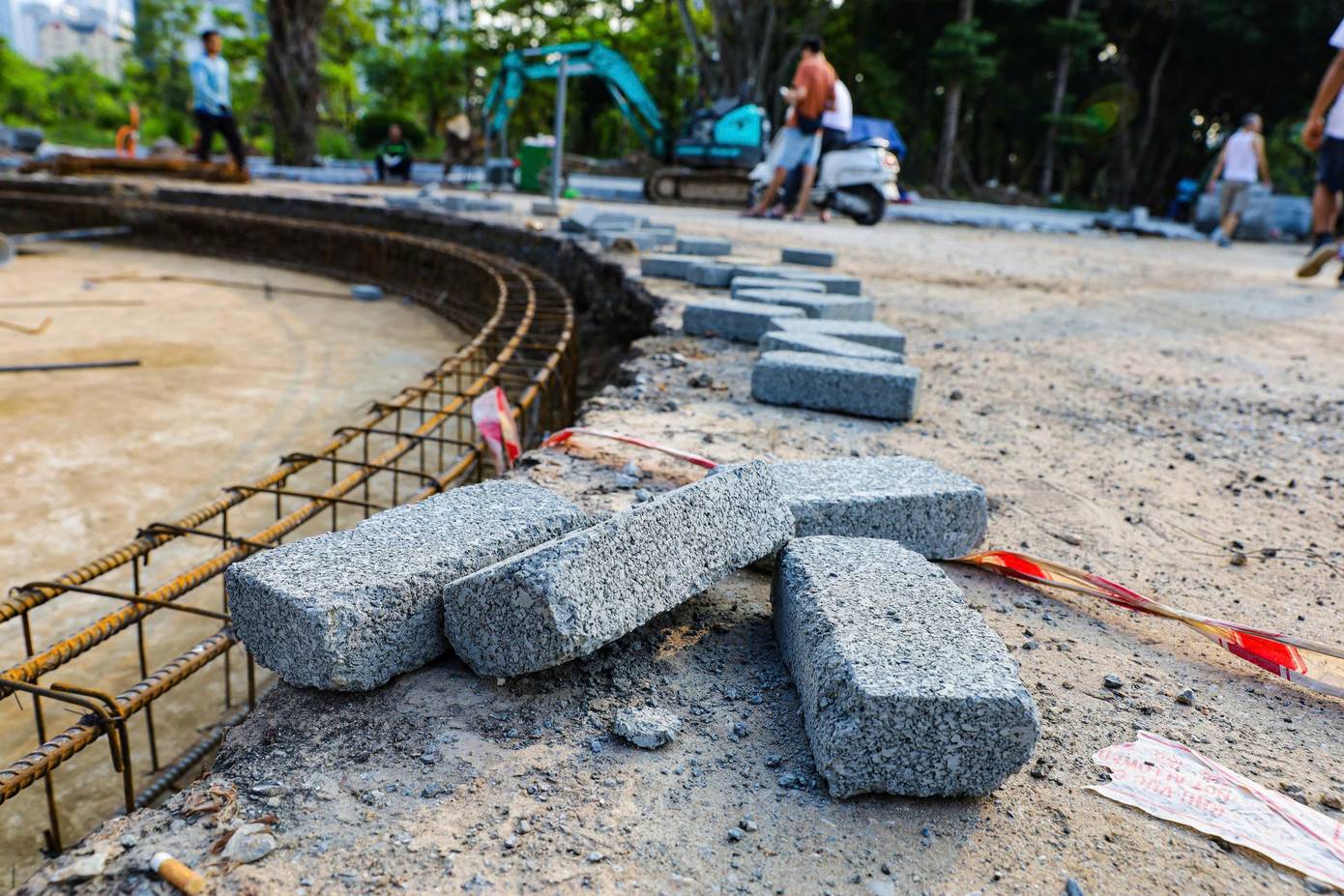 Hiện tại các đơn vị thi công đang tiến hành cải tạo sửa chữa, hoàn thiện những hạng mục cuối trong khuôn viên Công viên Cầu Giấy. Hệ thống lòng đường, vỉa hè đi bộ trong công viên đã được sửa sang, lát mới toàn bộ.