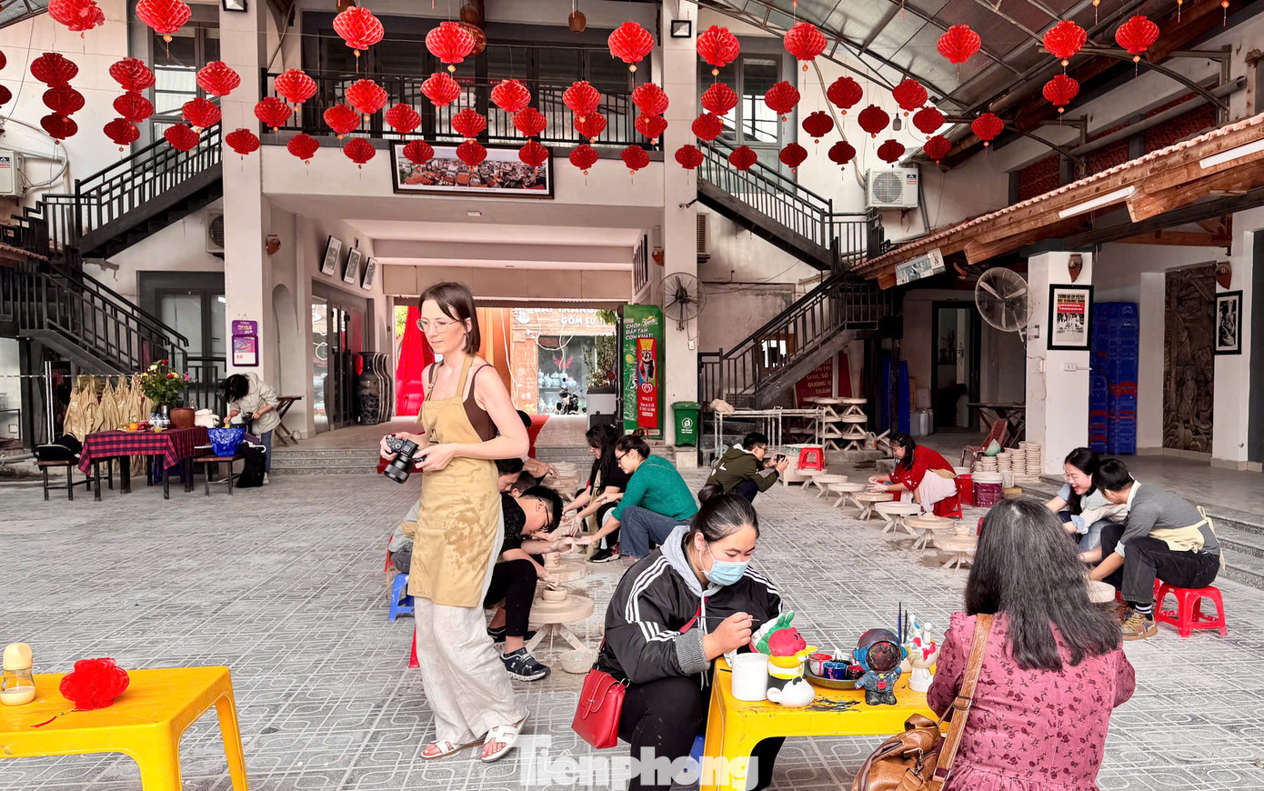 Đặc biệt trong những ngày đầu Xuân, du khách được trải nghiệm nghề làm gốm, làm quen với bàn xoay, các thao tác với đất sét để có thể tạo hình được những sản phẩm mình mong muốn.