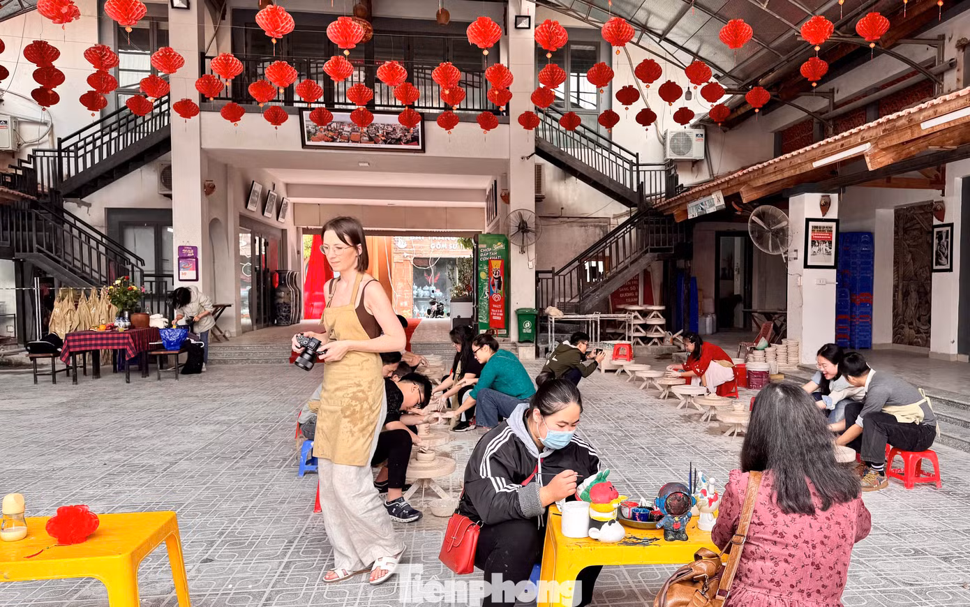 Đặc biệt trong những ngày đầu Xuân, du khách được trải nghiệm nghề làm gốm, làm quen với bàn xoay, các thao tác với đất sét để có thể tạo hình được những sản phẩm mình mong muốn. Đặc biệt trong những ngày đầu Xuân, du khách được trải nghiệm nghề làm gốm, làm quen với bàn xoay, các thao tác với đất sét để có thể tạo hình được những sản phẩm mình mong muốn.