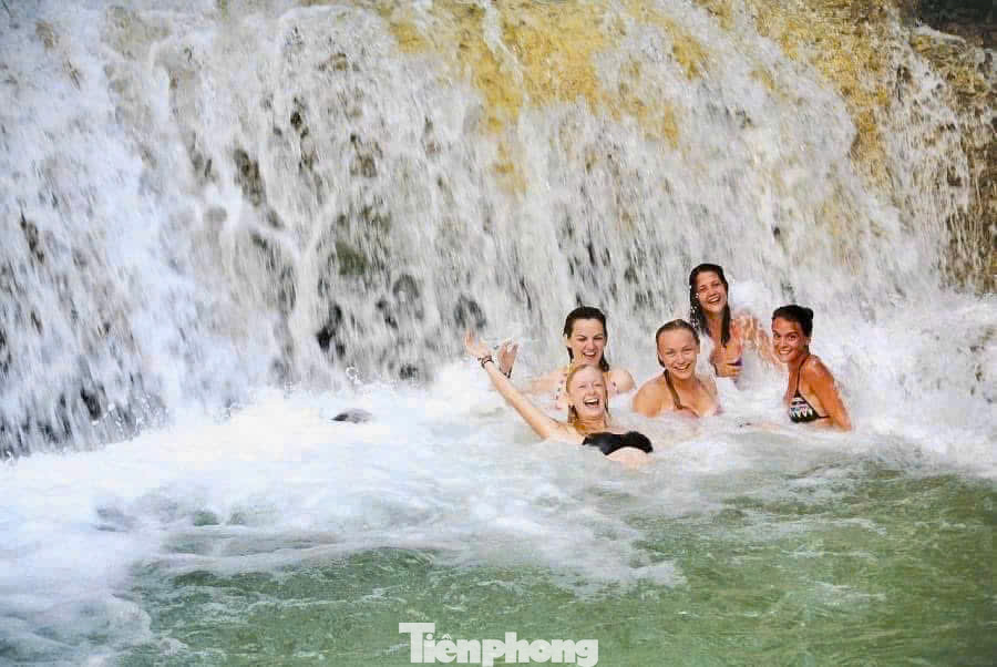 Được mệnh danh là “thiên đường giữa đại ngàn” của Thanh Hóa, Pù Luông không chỉ thu hút du khách bởi màu xanh non của lúa mà còn bởi tiếng nước suối chảy róc rách giữa rừng già. Bản Hiêu còn nổi tiếng với dòng suối Hiêu nằm phía dưới chân núi Pù Luông. Tháng 6 là thời điểm bản Hiêu đẹp nhất trong năm. Nước đổ về từ những con thác phía rừng đại ngàn, tạo nên những thanh âm hùng vĩ. Suối chảy qua những cánh đồng, nơi có những cọn nước đang đều đặn quay vòng để múc nước tưới cho đồng ruộng.