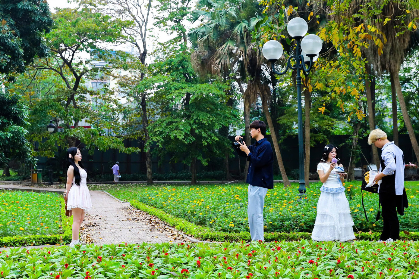 Nằm giữa nhịp sống sôi động và tấp nập của thủ đô Hà Nội, công viên Lê Nin không chỉ là một &quot;lá phổi xanh&quot; mang lại không gian trong lành cho người dân nơi đây, mà còn là điểm đến lý tưởng để người dân thư giãn và tận hưởng cuộc sống.