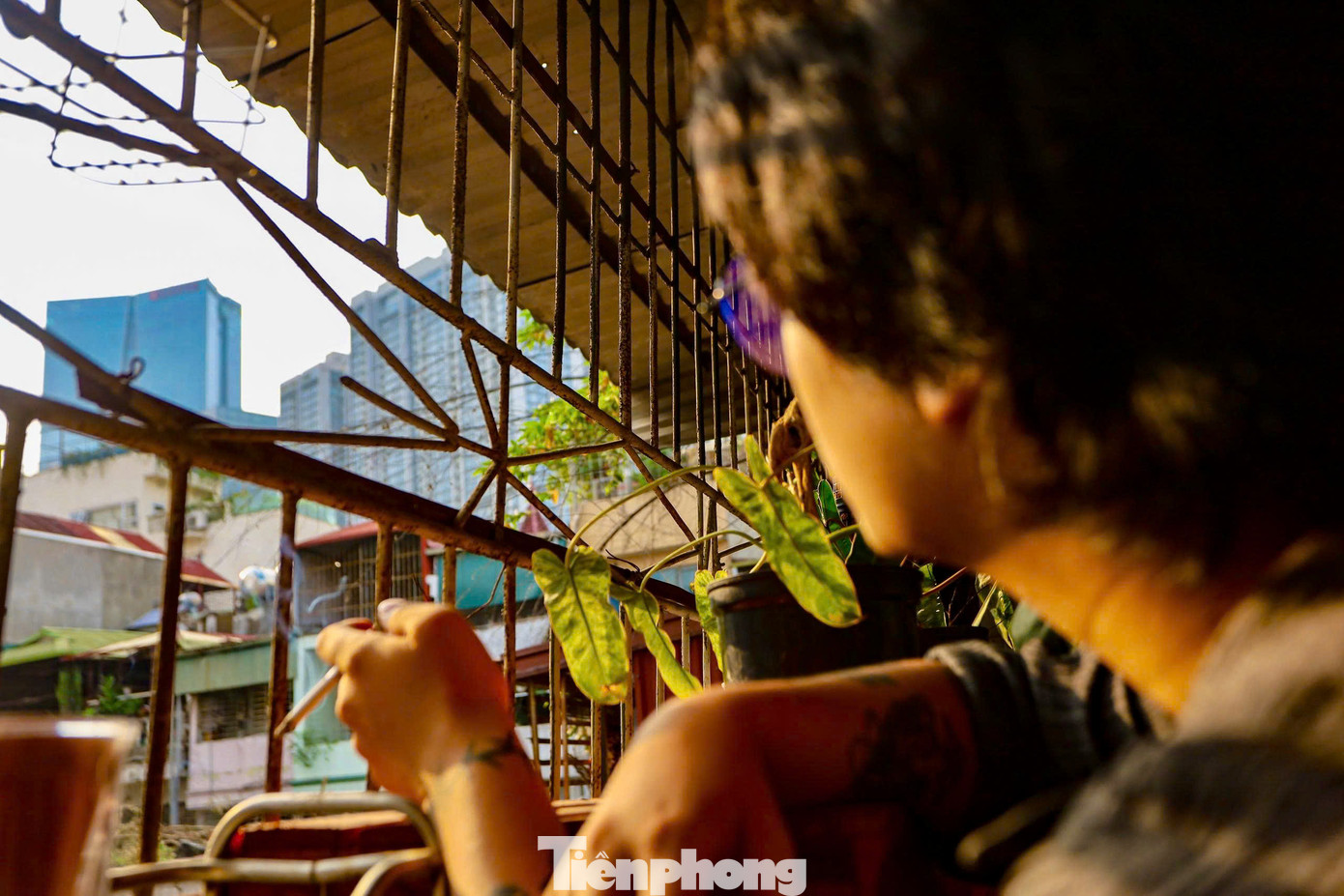 Anh Tuấn Anh sống tại chung cư B2 Ngọc Khánh chia sẻ: “Chúng tôi vẫn chờ từng ngày để công trình được cải tạo, xây mới vì không ai muốn bỏ tiền ra sửa chữa những thứ đã hỏng hóc để rồi sau đó lại bị đập đi xây lại”.