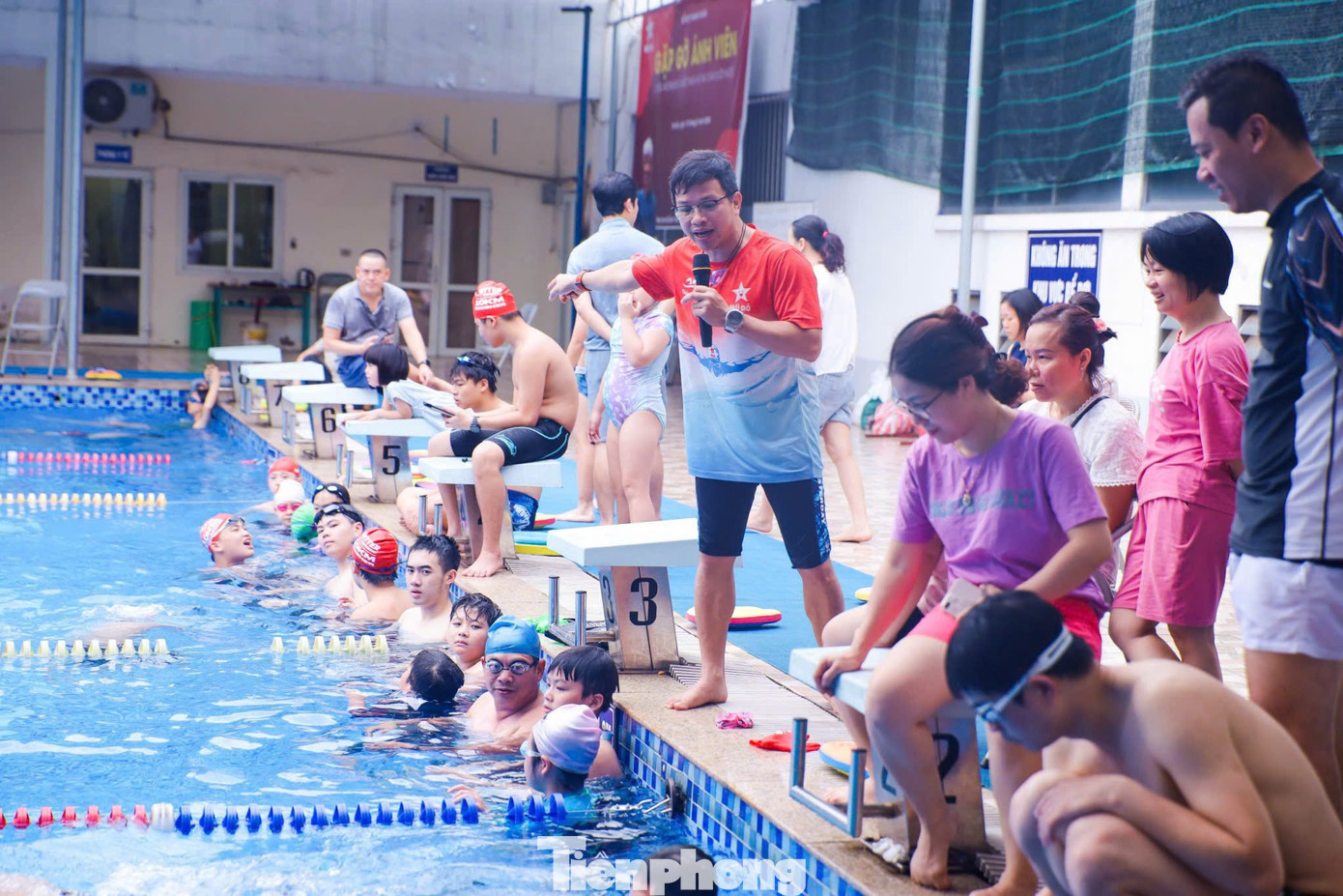 Suốt 13 năm qua, ngày nào anh Nguyễn Văn Thủy luôn có mặt ở bể bơi vào hai khung giờ, 5h30-7h và 18h-21h, tận tình chỉ dạy các em nhỏ trong đội bơi Mũ Đỏ.