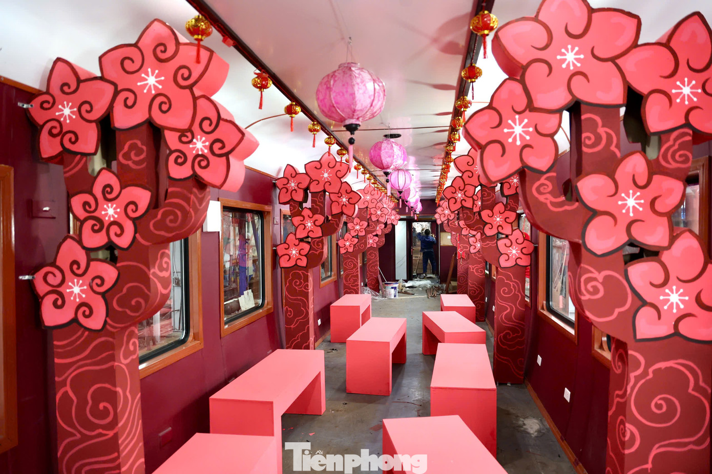 "Sẽ có hai toa cộng đồng, toa chạy từ ga Hà Nội sẽ được tô điểm bởi sắc hồng của hoa đào - loài hoa đặc trưng dịp Tết đến xuân về của miền Bắc. Ở chiều ngược lại, toa tàu khởi hành từ phương Nam sẽ ngập trong sắc vàng hoa mai. Đây cũng chính là 2 hình tượng xuyên suốt, được cách điệu hóa trong từng không gian sáng tạo", họa sĩ Trương Trọng Quyền chia sẻ. "Sẽ có hai toa cộng đồng, toa chạy từ ga Hà Nội sẽ được tô điểm bởi sắc hồng của hoa đào - loài hoa đặc trưng dịp Tết đến xuân về của miền Bắc. Ở chiều ngược lại, toa tàu khởi hành từ phương Nam sẽ ngập trong sắc vàng hoa mai. Đây cũng chính là 2 hình tượng xuyên suốt, được cách điệu hóa trong từng không gian sáng tạo", họa sĩ Trương Trọng Quyền chia sẻ.