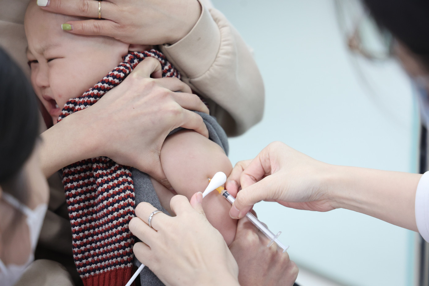 Trao đổi với PV Tiền Phong, bác sỹ Nguyễn Quang Huy - Trung tâm tiêm chủng VNVC cho biết: "Theo các nghiên cứu, vắc xin cúm có hiệu quả phòng bệnh lên đến 90%, giúp giảm 47% nguy cơ tử vong do mọi nguyên nhân, giảm nguy cơ nhập viện do viêm phổi, giảm nguy cơ nhồi máu cơ tim 15-45%". Trao đổi với PV Tiền Phong, bác sỹ Nguyễn Quang Huy - Trung tâm tiêm chủng VNVC cho biết: "Theo các nghiên cứu, vắc xin cúm có hiệu quả phòng bệnh lên đến 90%, giúp giảm 47% nguy cơ tử vong do mọi nguyên nhân, giảm nguy cơ nhập viện do viêm phổi, giảm nguy cơ nhồi máu cơ tim 15-45%".