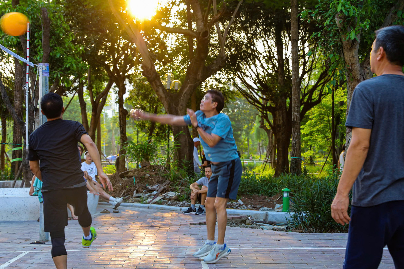 Người dân chọn cách "chia sẻ không gian" với công trường để duy trì thói quen vận động mỗi ngày, bất chấp những bất tiện, nguy hiểm tiềm ẩn. Bất chấp tiếng ồn máy móc, nhiều người vẫn duy trì thói quen tập thể dục hàng ngày đánh bóng chuyền, đá cầu...