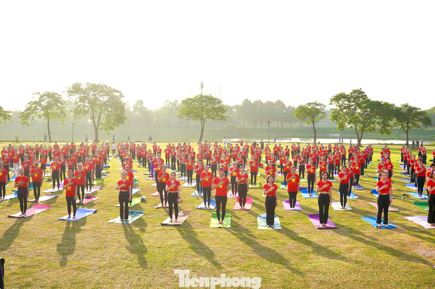 Sáng 15/6/2025 tại Công viên Yên Sở, quận Hoàng Mai, Hà Nội đã diễn ra sự kiện yoga lớn nhất trong năm tại Thủ đô: Festival chào mừng ngày Quốc tế Yoga 21/6 do Liên đoàn Yoga TP Hà Nội tổ chức.