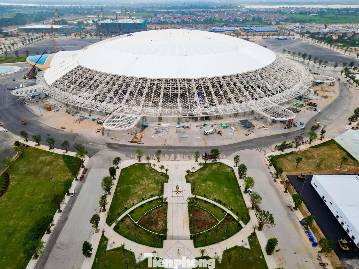 Không gian triển lãm được kiến tạo dưới khối mai thần Kim Quy vững chãi, chia thành 9 phân khu với diện tích hơn 10.000m2/phân khu và sảnh chính rộng lớn hơn 7.000m2. Phụ trợ cho không gian triển lãm trong nhà là các công trình chức năng được trang bị hiện đại như các phòng khánh tiết, phòng hội thảo, nhà hàng… đáp ứng nhu cầu tổ chức triển lãm trong mọi lĩnh vực, ngành nghề.