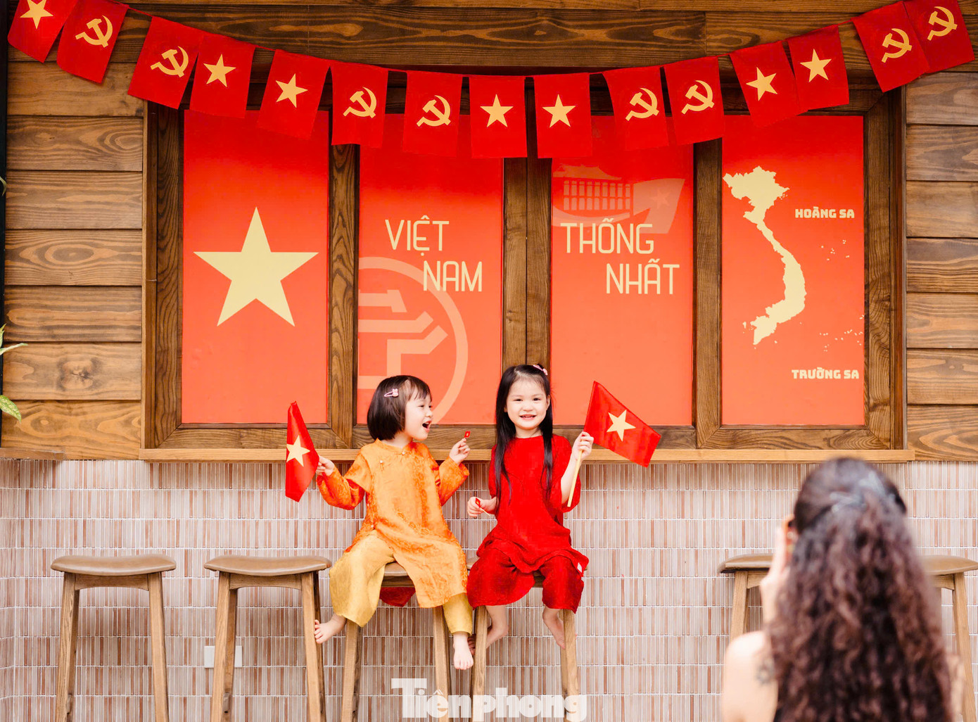 Màu đỏ rực của cờ Tổ quốc, cờ búa liềm xuất hiện từ các tuyến phố chính cho đến các quán cafe, nhà hàng... tạo nên một không gian thiêng liêng, tràn đầy niềm tự hào dân tộc.