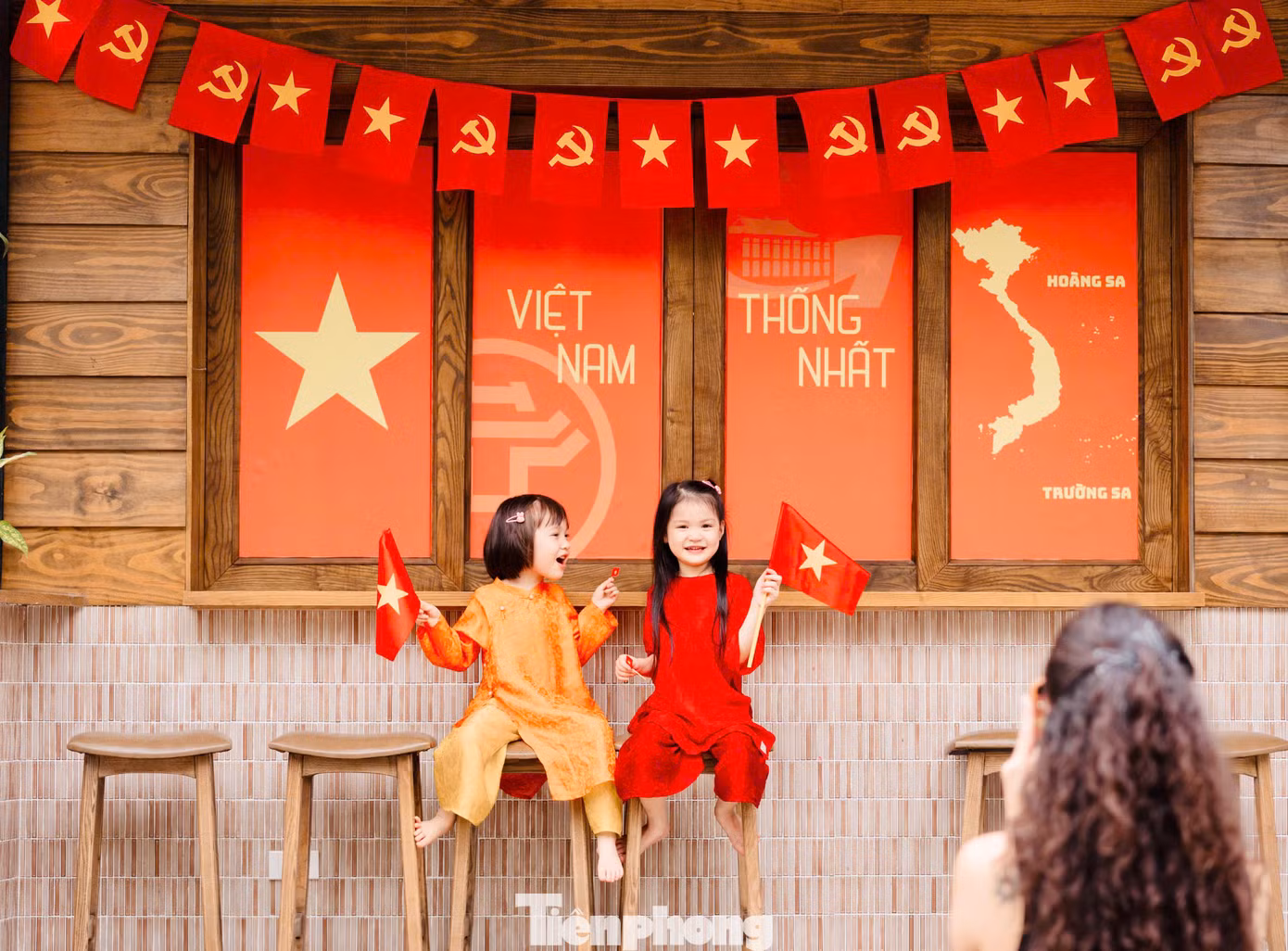 Màu đỏ rực của cờ Tổ quốc, cờ búa liềm xuất hiện từ các tuyến phố chính cho đến các quán cafe, nhà hàng... tạo nên một không gian thiêng liêng, tràn đầy niềm tự hào dân tộc.