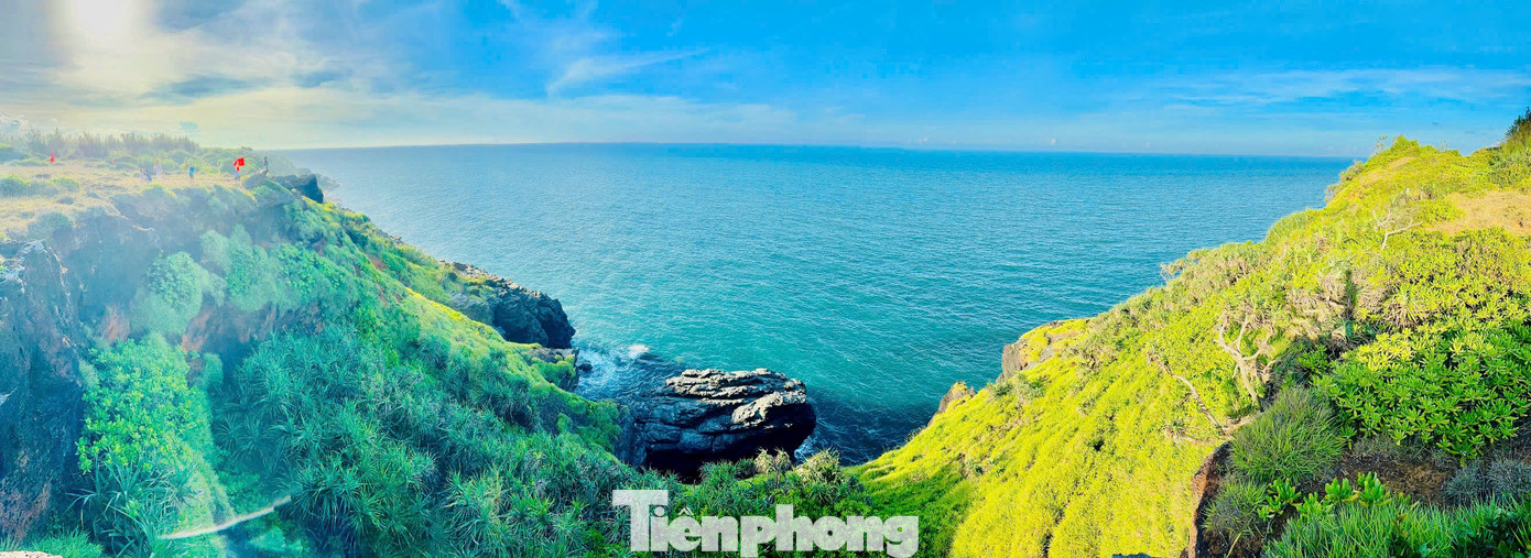 Ghềnh Bàn Than ở Quảng Nam là khu vực có cảnh quan thiên nhiên ấn tượng, môi trường nơi đây còn giữ được nguyên vẻ hoang sơ, với những ghềnh đá phiến bằng phẳng, là điểm đến hoang sơ thu hút nhiều khách du lịch tìm đến.