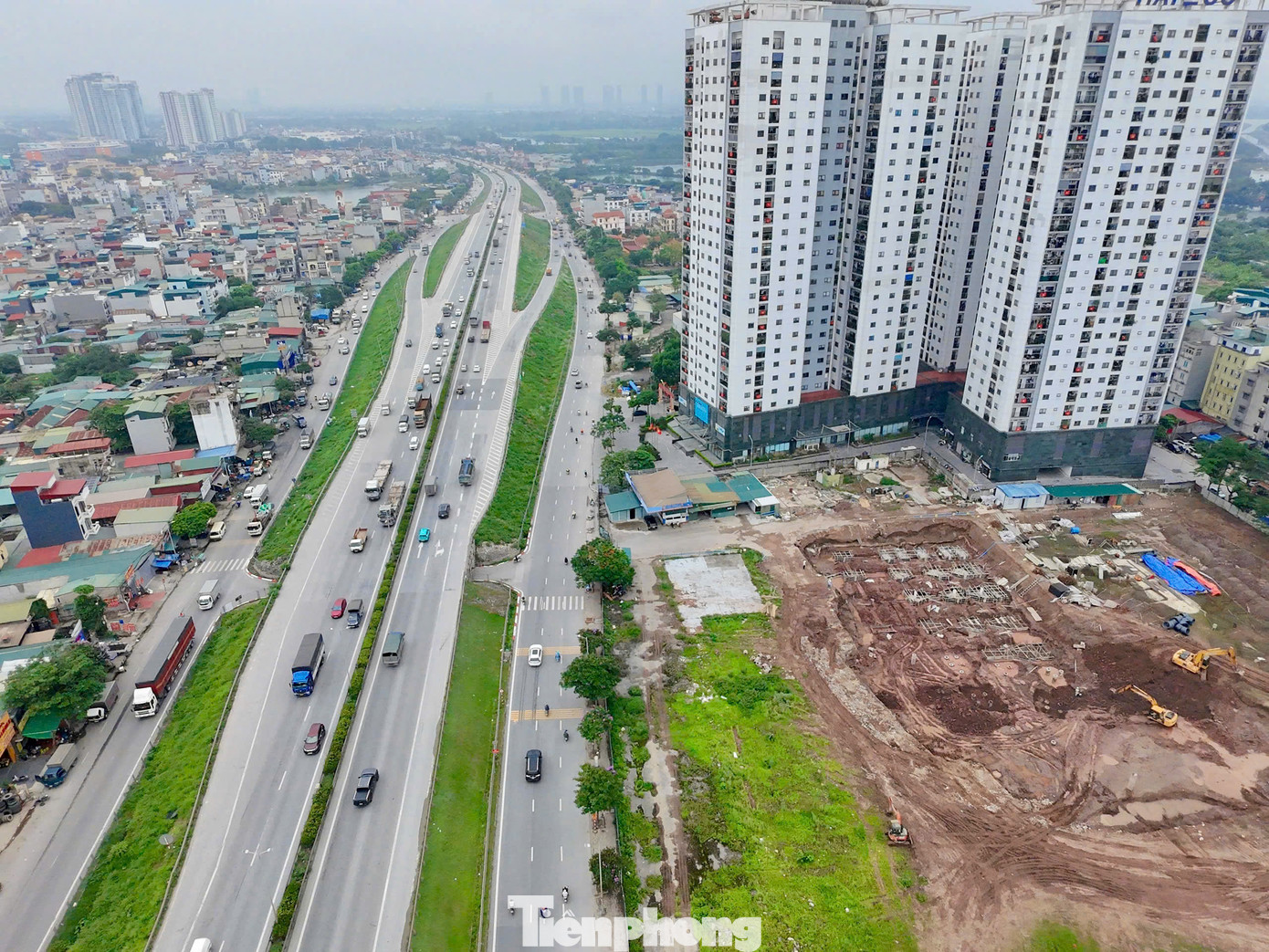 Công trình nằm trên trục đường Vành đai 3 - tuyến giao thông huyết mạch của thành phố, cách Bến xe Nước Ngầm 2km, Bến xe Giáp Bát khoảng 5km.