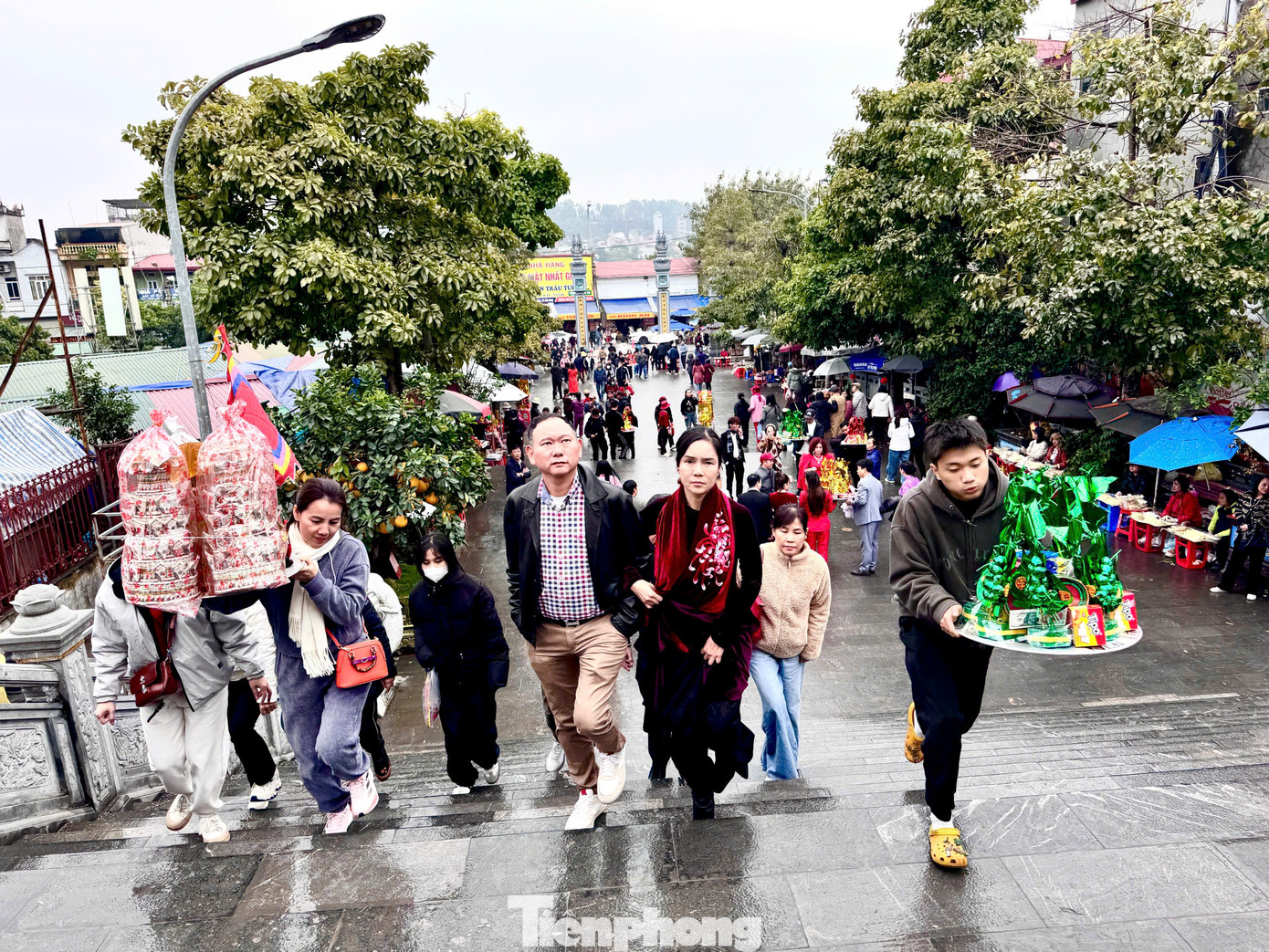 Với quan niệm, "đầu năm đến vay Bà, cuối năm trả nợ" sẽ giúp việc kinh doanh, buôn bán thuận lợi nên ngày vía Thần tài năm nay, rất đông người dân và du khách thập phương đến đền Bà Chúa Kho để dâng hương, hành lễ.