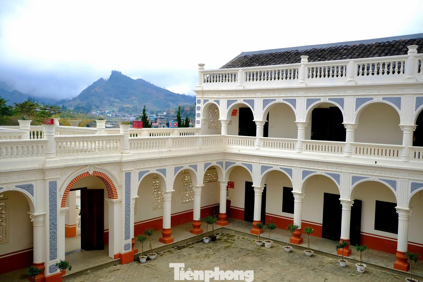 Dinh thự có tổng diện tích 10.000m2, gồm 36 phòng, thiết kế theo lối kiến trúc Á - Âu, với hình chữ nhật liên hoàn khép kín. Xung quanh tường có nhiều lỗ châu mai, có đường đi trên thành cho lính gác đi tuần. Phía sau có hệ thống đường hầm thoát hiểm. Dinh thự có tổng diện tích 10.000m2, gồm 36 phòng, thiết kế theo lối kiến trúc Á - Âu, với hình chữ nhật liên hoàn khép kín. Xung quanh tường có nhiều lỗ châu mai, có đường đi trên thành cho lính gác đi tuần. Phía sau có hệ thống đường hầm thoát hiểm.