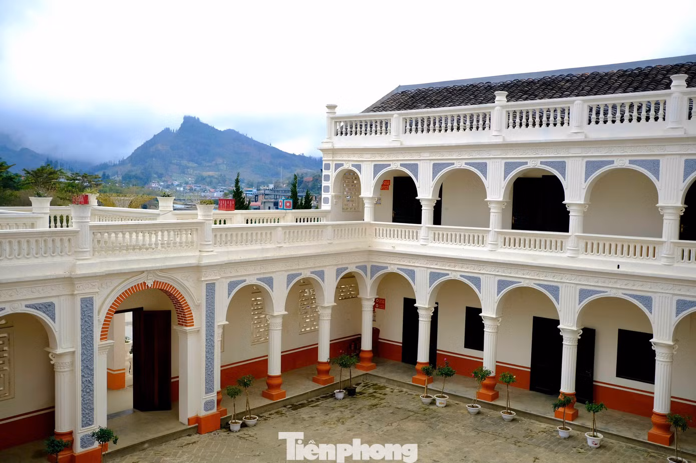 Dinh thự có tổng diện tích 10.000m2, gồm 36 phòng, thiết kế theo lối kiến trúc Á - Âu, với hình chữ nhật liên hoàn khép kín. Xung quanh tường có nhiều lỗ châu mai, có đường đi trên thành cho lính gác đi tuần. Phía sau có hệ thống đường hầm thoát hiểm. Dinh thự có tổng diện tích 10.000m2, gồm 36 phòng, thiết kế theo lối kiến trúc Á - Âu, với hình chữ nhật liên hoàn khép kín. Xung quanh tường có nhiều lỗ châu mai, có đường đi trên thành cho lính gác đi tuần. Phía sau có hệ thống đường hầm thoát hiểm.