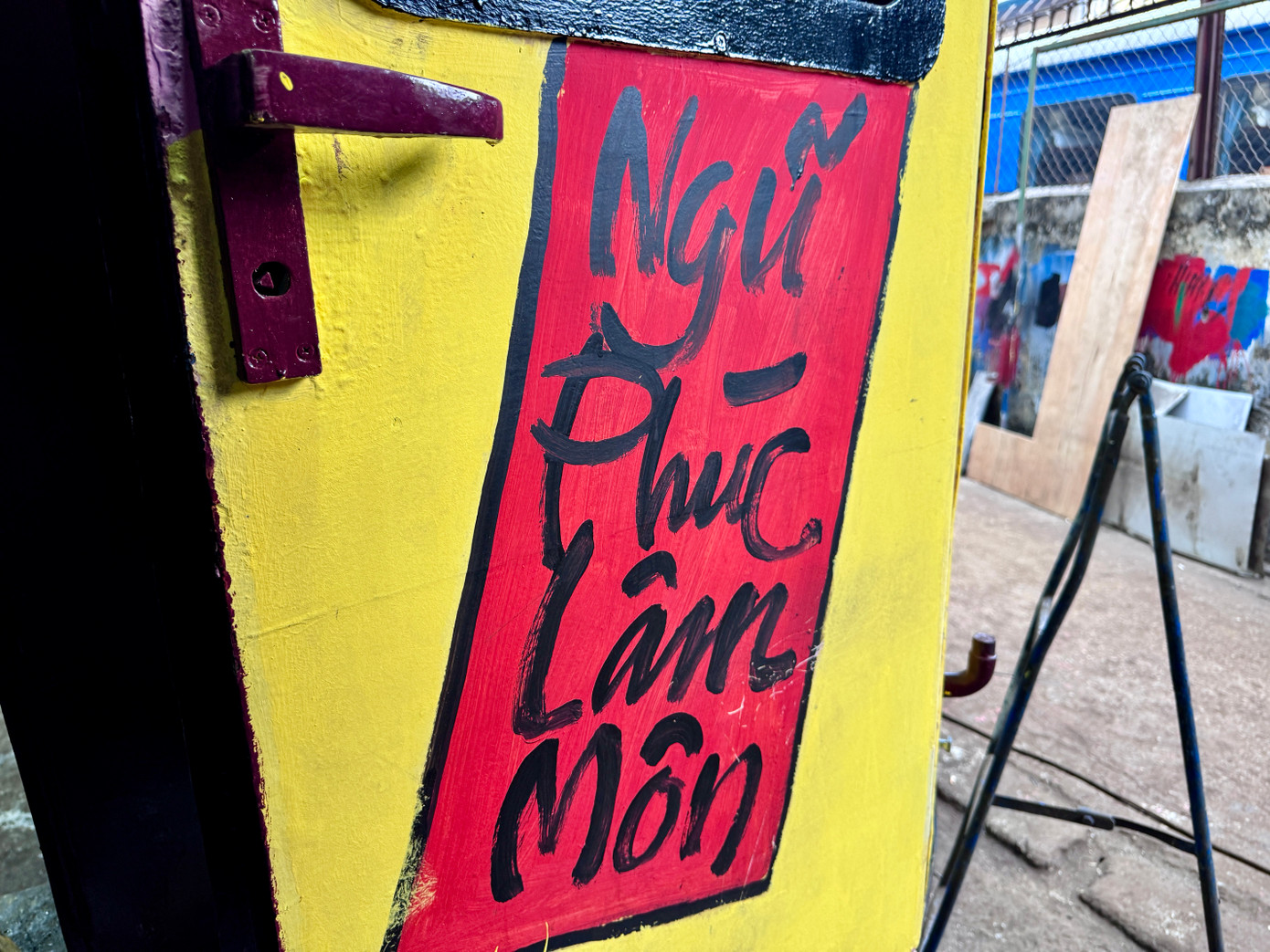 Điểm nối giữa các toa tàu được trang trí đôi câu đối kèm những lời chúc may mắn dịp năm mới. Điểm nối giữa các toa tàu được trang trí đôi câu đối kèm những lời chúc may mắn dịp năm mới.