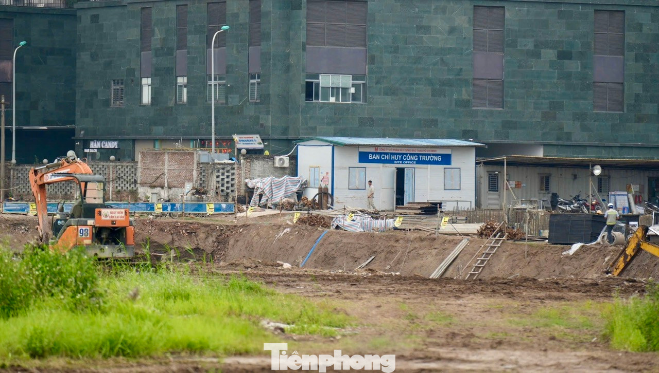 Dự án có diện tích xây dựng là 3.445m2; tổng diện tích sàn 14.534m2; chiều cao công trình là 19,2m. Công trình gồm 4 tầng (3 tầng nổi, 1 tầng hầm), trong đó tầng hầm rộng 5.000m2 dùng làm gara trông giữ xe cho hành khách. Trung tâm bến xe có một tòa nhà hình tròn, diện tích 2.000m2, với tầng 1 là khu bán vé và showroom, tầng 2 kinh doanh đồ ăn nhanh.