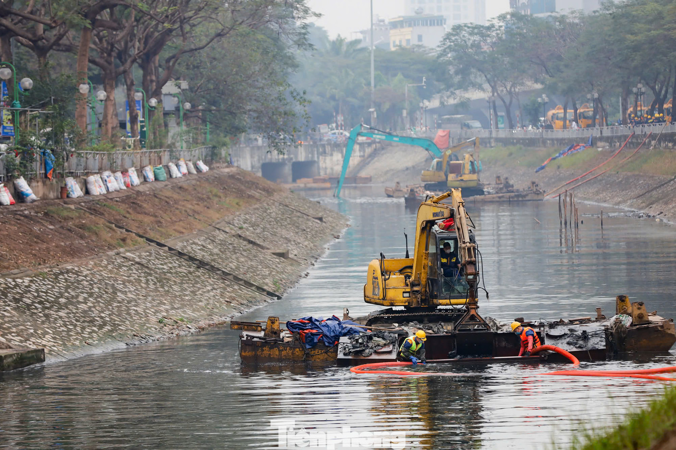 Tại phía thượng nguồn sông Tô Lịch, thuộc khu vực các tuyến phố Hoàng Quốc Việt, Bưởi, Nguyễn Đình Hoàn (quận Cầu Giấy), từ nhiều ngày qua hàng chục công nhân công ty Thoát nước Hà Nội đã tiến hành nạo vét bùn thải trên sông, khơi thông dòng chảy.