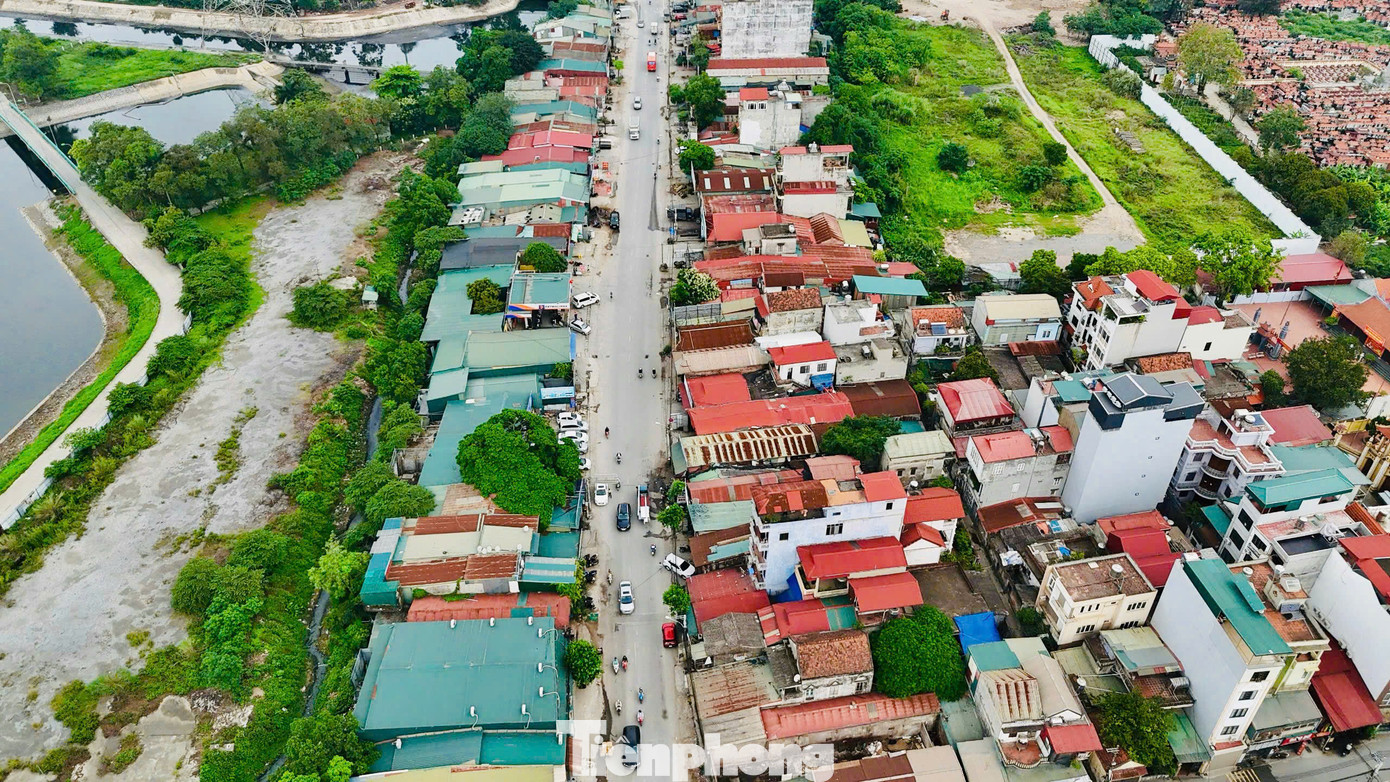 Theo ghi nhận của phóng viên, hiện tại việc giải phóng mặt bằng đường Tam Trinh vẫn diễn ra ì ạch, nhà thầu chưa có mặt bằng sạch để thi công. Việc dự án triển khai chậm tiến độ do vướng mặt bằng đang gây lãng phí tài sản của nhà thầu, ảnh hưởng đến việc làm của các công nhân thực hiện dự án.