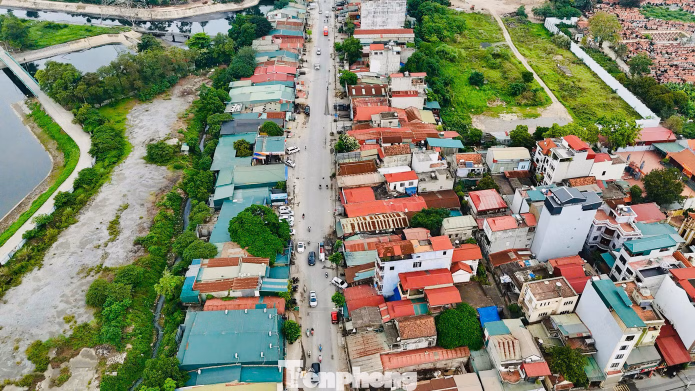 Theo ghi nhận của phóng viên, hiện tại việc giải phóng mặt bằng đường Tam Trinh vẫn diễn ra ì ạch, nhà thầu chưa có mặt bằng sạch để thi công. Việc dự án triển khai chậm tiến độ do vướng mặt bằng đang gây lãng phí tài sản của nhà thầu, ảnh hưởng đến việc làm của các công nhân thực hiện dự án.