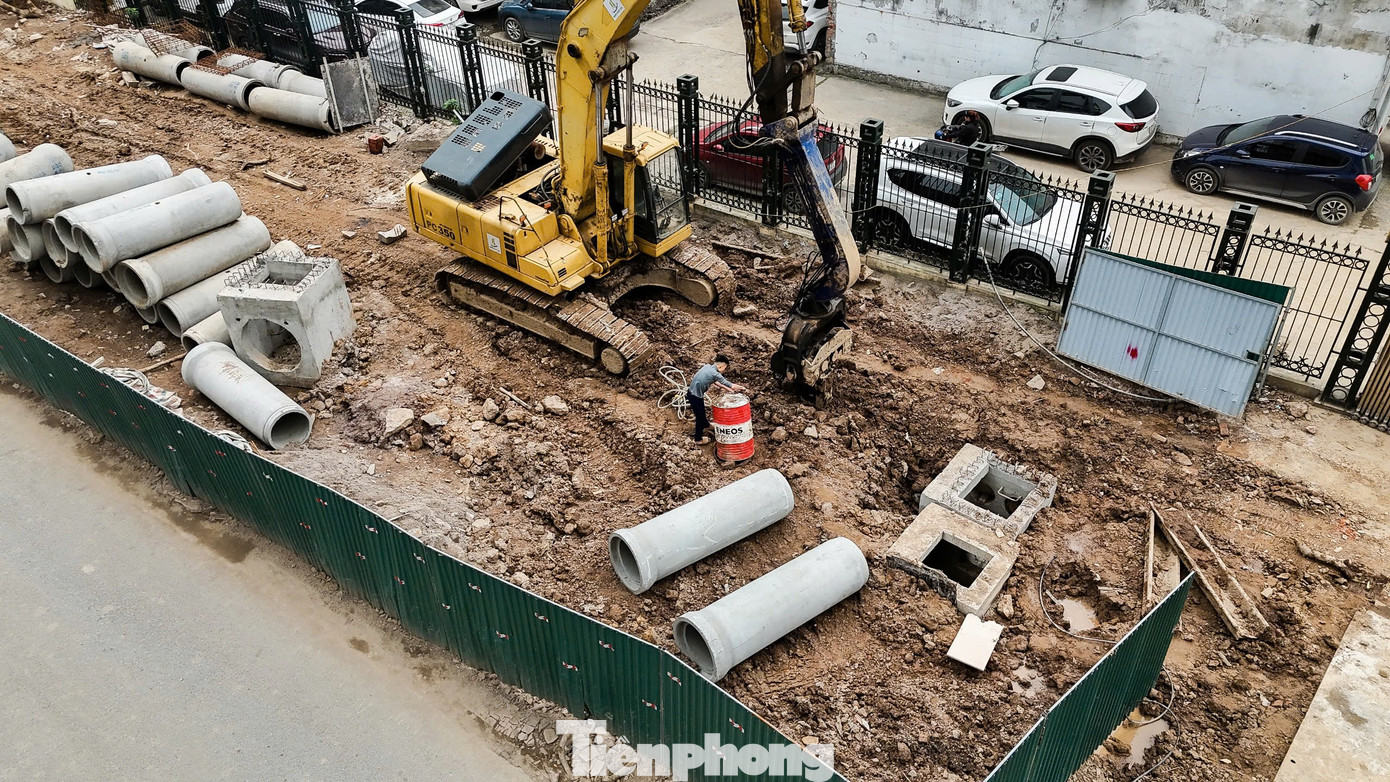 Theo lãnh đạo Ban Quản lý dự án đầu tư xây dựng quận Thanh Xuân, đến nay nhiều cây xanh trên tuyến đã được cơ quan chức năng di dời, đốn hạ; đường điện, cáp viễn thông cũng đang được Ban Quản lý dự án phối hợp với các đơn vị liên quan di chuyển. Theo lãnh đạo Ban Quản lý dự án đầu tư xây dựng quận Thanh Xuân, đến nay nhiều cây xanh trên tuyến đã được cơ quan chức năng di dời, đốn hạ; đường điện, cáp viễn thông cũng đang được Ban Quản lý dự án phối hợp với các đơn vị liên quan di chuyển.