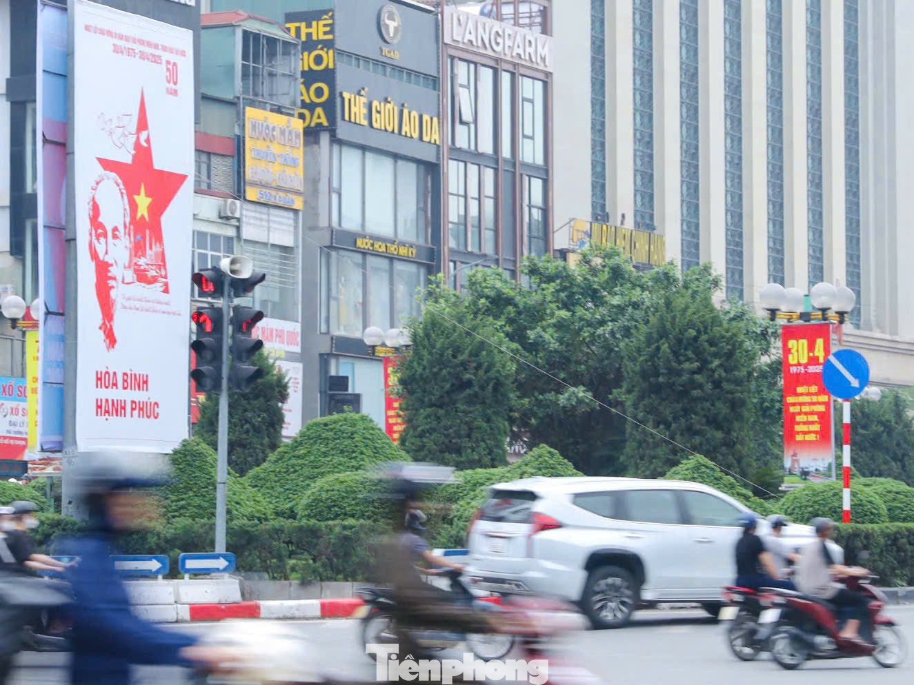 Áp phích, banner chào mừng tại nút giao ngã năm Ô Chợ Dừa (quận Đống Đa).