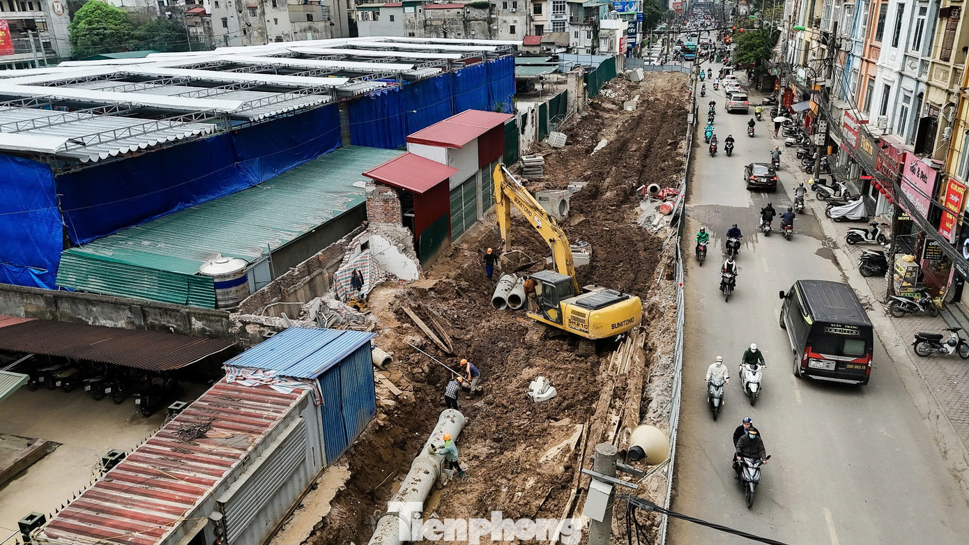 Mặt cắt ngang của đường sẽ được mở rộng lên 21 m, gấp đôi so với trước đây, gồm lòng đường rộng 15 m và vỉa hè hai bên, mỗi bên rộng 3 m. Mặt cắt ngang của đường sẽ được mở rộng lên 21 m, gấp đôi so với trước đây, gồm lòng đường rộng 15 m và vỉa hè hai bên, mỗi bên rộng 3 m.