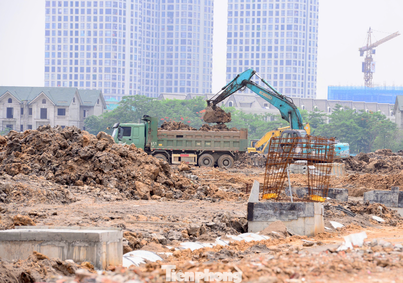 Trên công trường, các khu đất đang được san nền, bóc tách và tạo hình mặt bằng, chuẩn bị cho hệ thống đường nội bộ và các tiện ích mặt nước. Trên công trường, các khu đất đang được san nền, bóc tách và tạo hình mặt bằng, chuẩn bị cho hệ thống đường nội bộ và các tiện ích mặt nước.